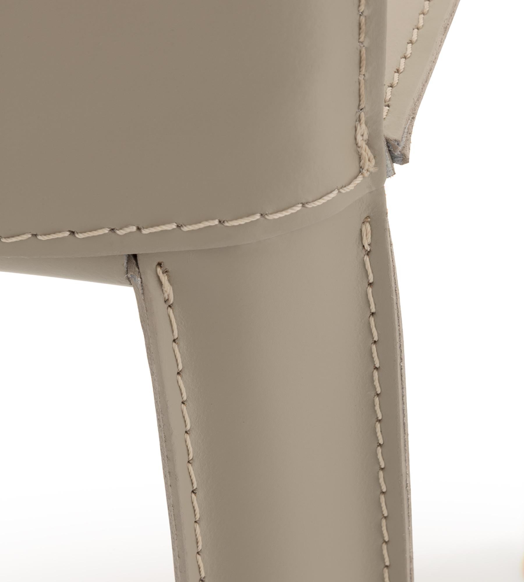 Chaise Jumpsuite en cuir naturel par Morica Design Neuf - En vente à Geneve, CH