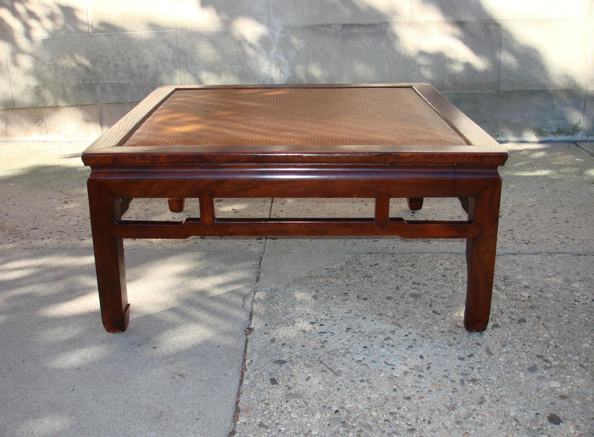 table basse carrée en bois ju mu raffiné avec plateau en rotin tressé, beau grain de bois, finition noyer
