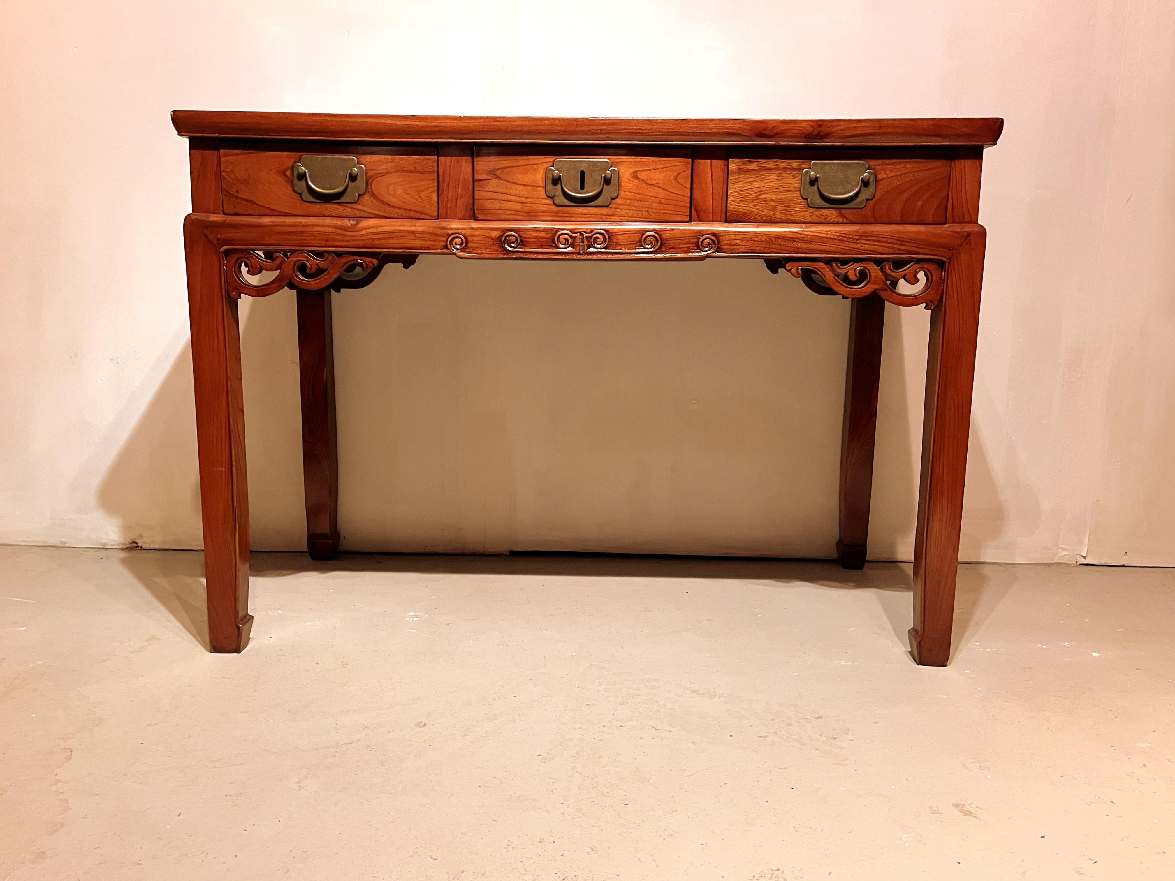 Bureau en bois Jumu avec trois tiroirs et des sculptures en relief avec des pieds droits
L'intérieur des tiroirs est doublé. 