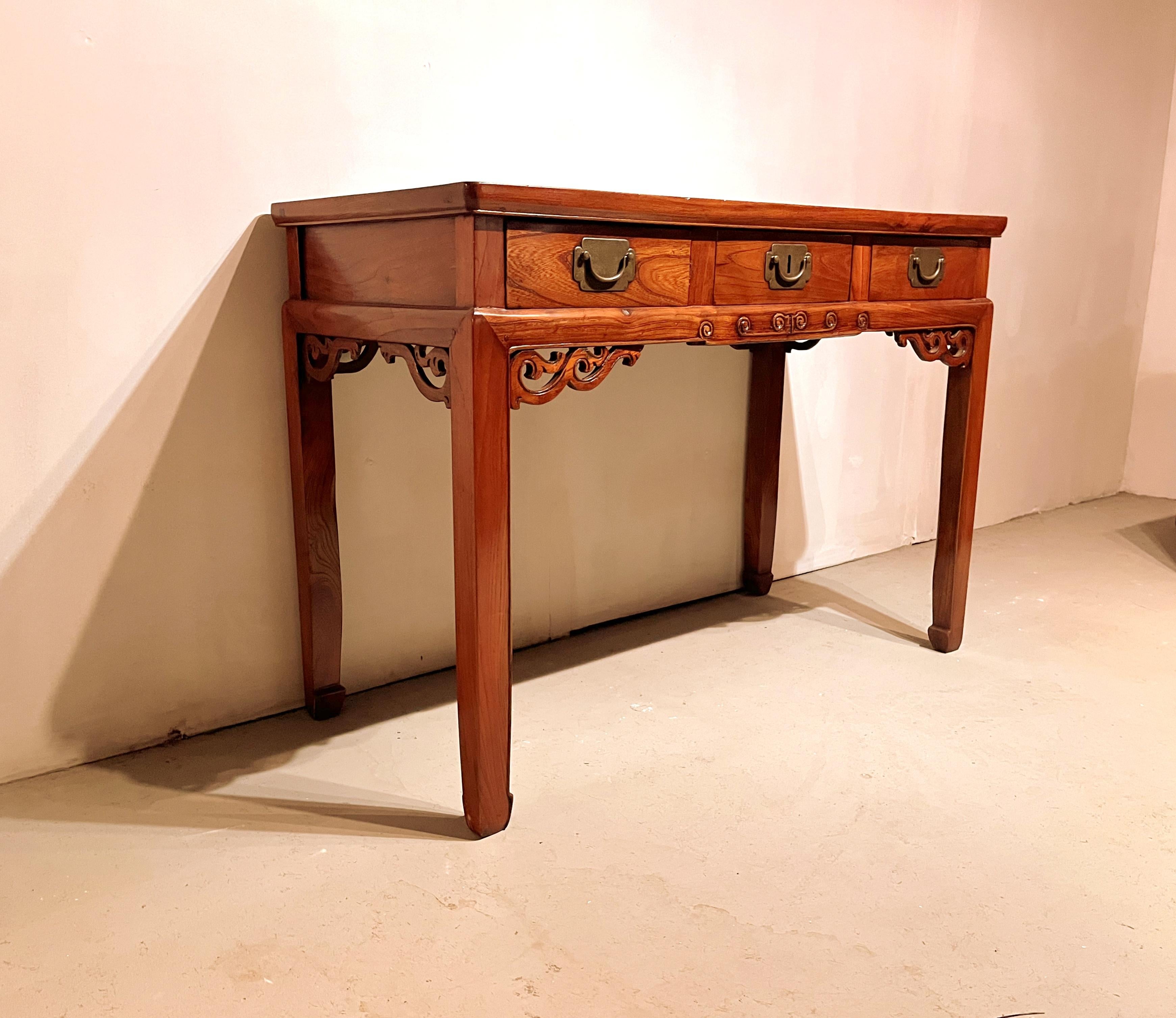 20ième siècle Bureau Jumu Wood avec trois tiroirs en vente