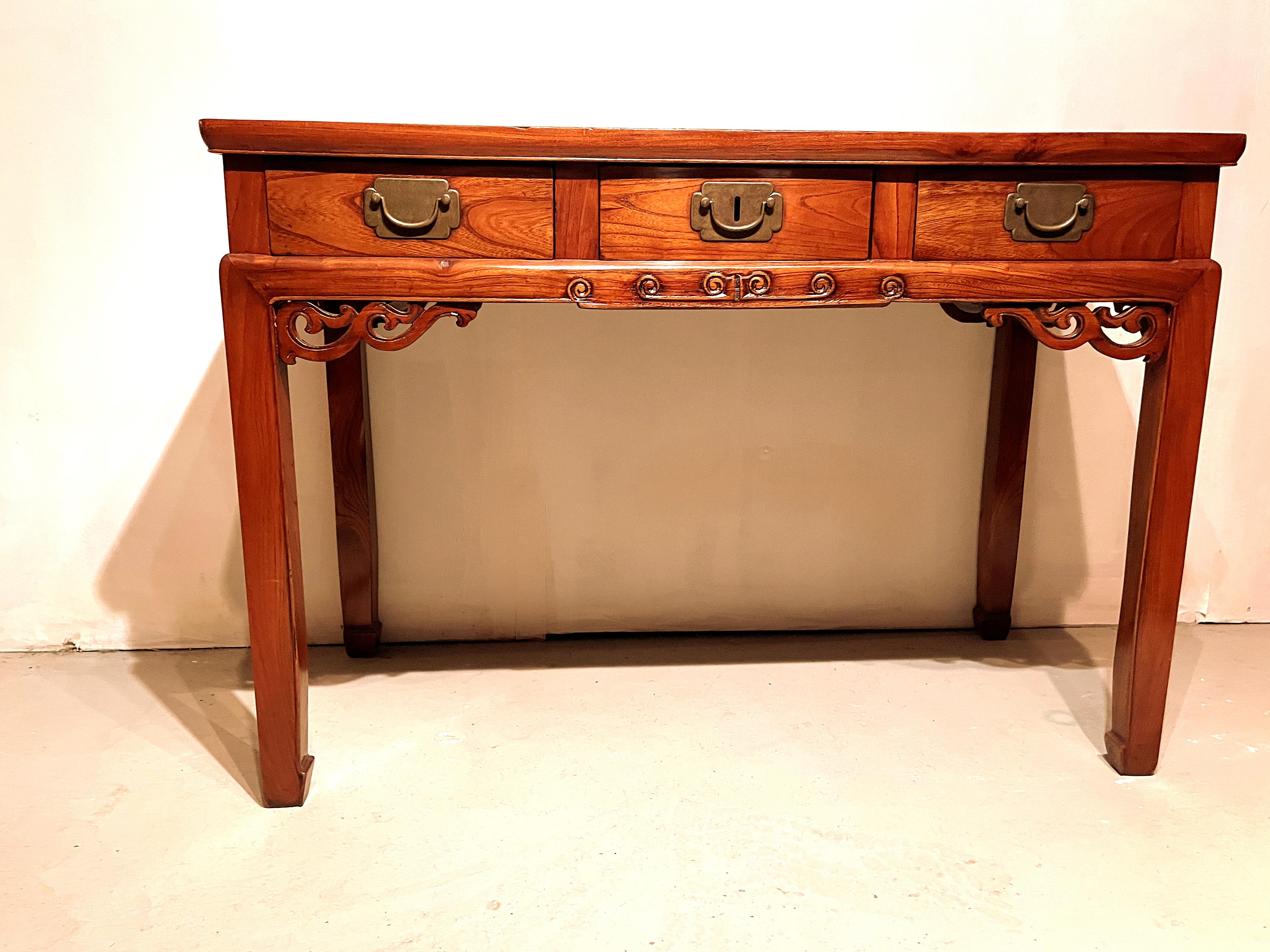 Bois Bureau Jumu Wood avec trois tiroirs en vente