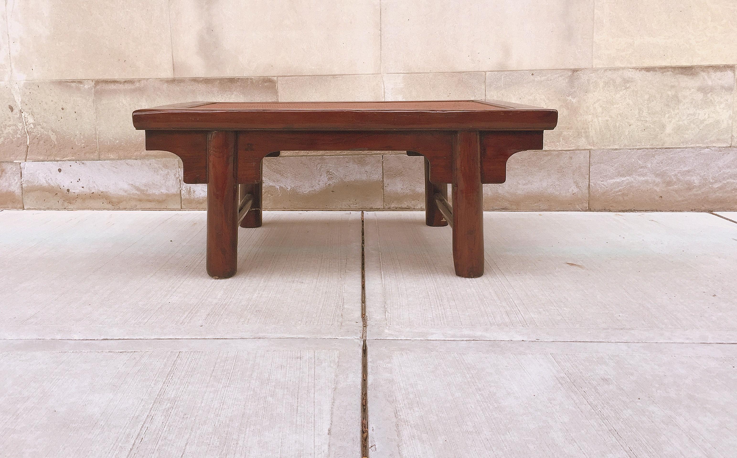 Einfacher niedriger Tisch aus Jumu-Holz mit gerahmter Rohrplatte, schöner Holzmaserung und -struktur.