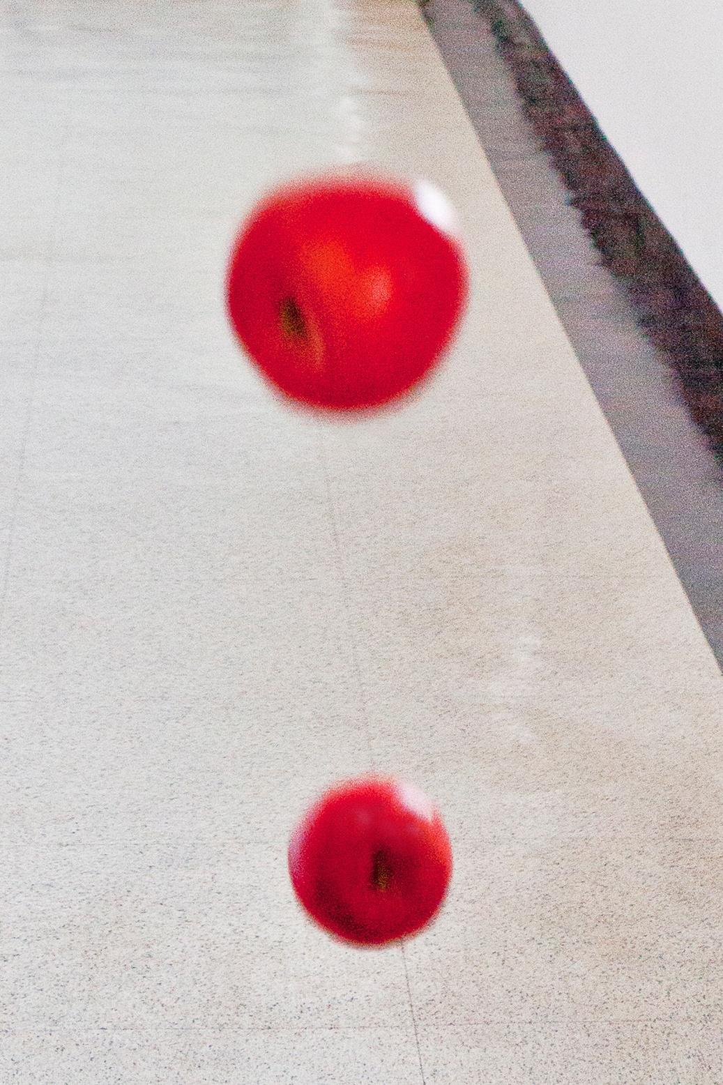 Gravity #02 Jun Ahn, Fotografie, Apfel, Abstrakt, Natur, Surealismus im Angebot 2