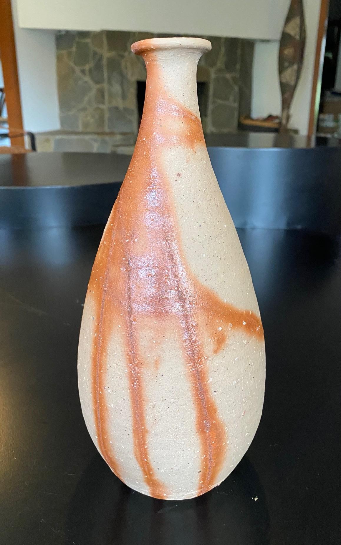 Un grand vase en Bizen Yaki Ware magnifiquement réalisé par le célèbre artiste japonais Jun (Jyun) Isezaki (né en 1936), maître de la poterie Bizen, qui a été désigné Trésor National Vivant du Japon en 2004.  La pièce a une forme magnifique et