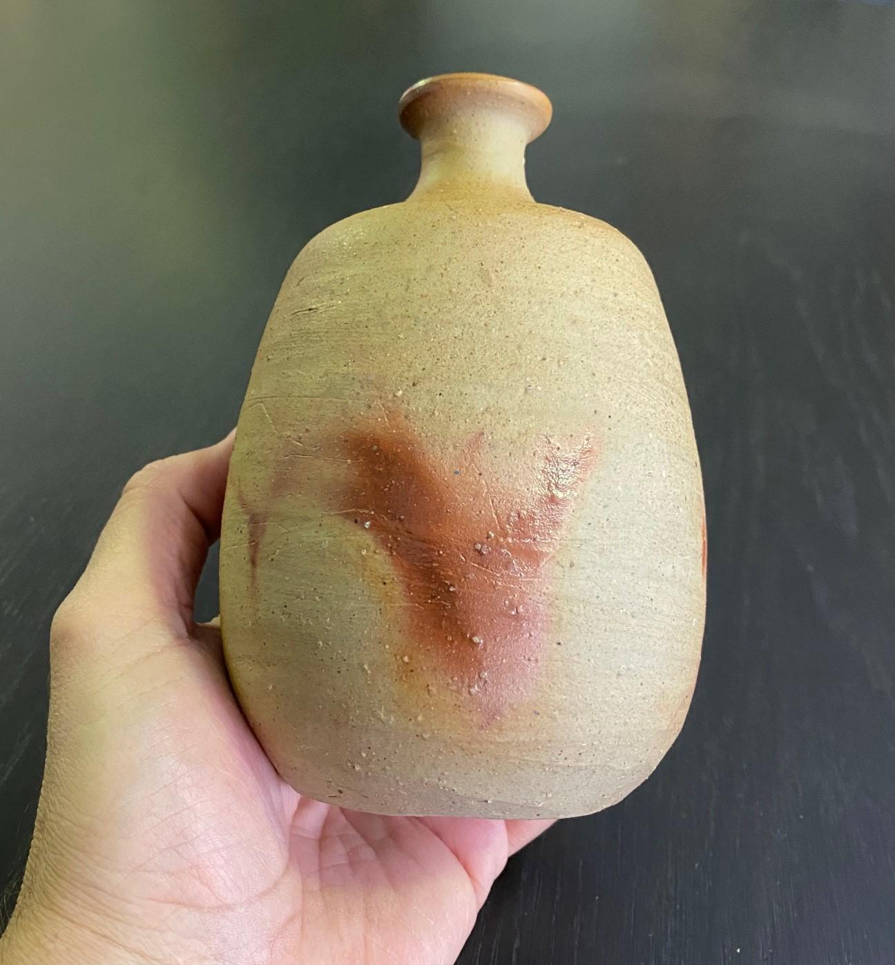 Jun Isezaki Signed Japanese Pottery Bizen Ware Sake Bottle Vase with Signed Box In Good Condition In Studio City, CA