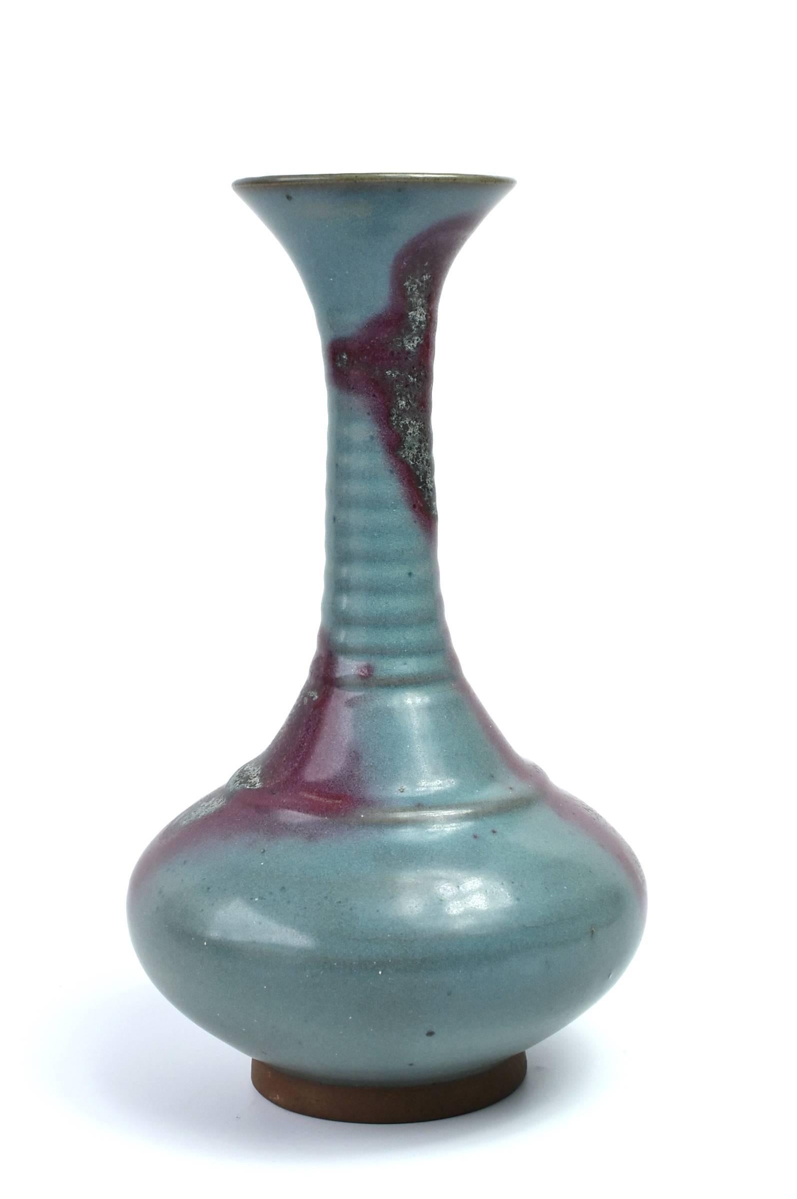 Eine prächtige Yu Tang Chun Vase aus Jun Ware Porzellan.

Die Jun-Ware ist einer der wichtigsten Brennöfen in China. Der aus der Tang-Dynastie stammende Jun-Ofen produziert die prächtigsten Farben im freien Stil. Porzellan kommt völlig farblos in