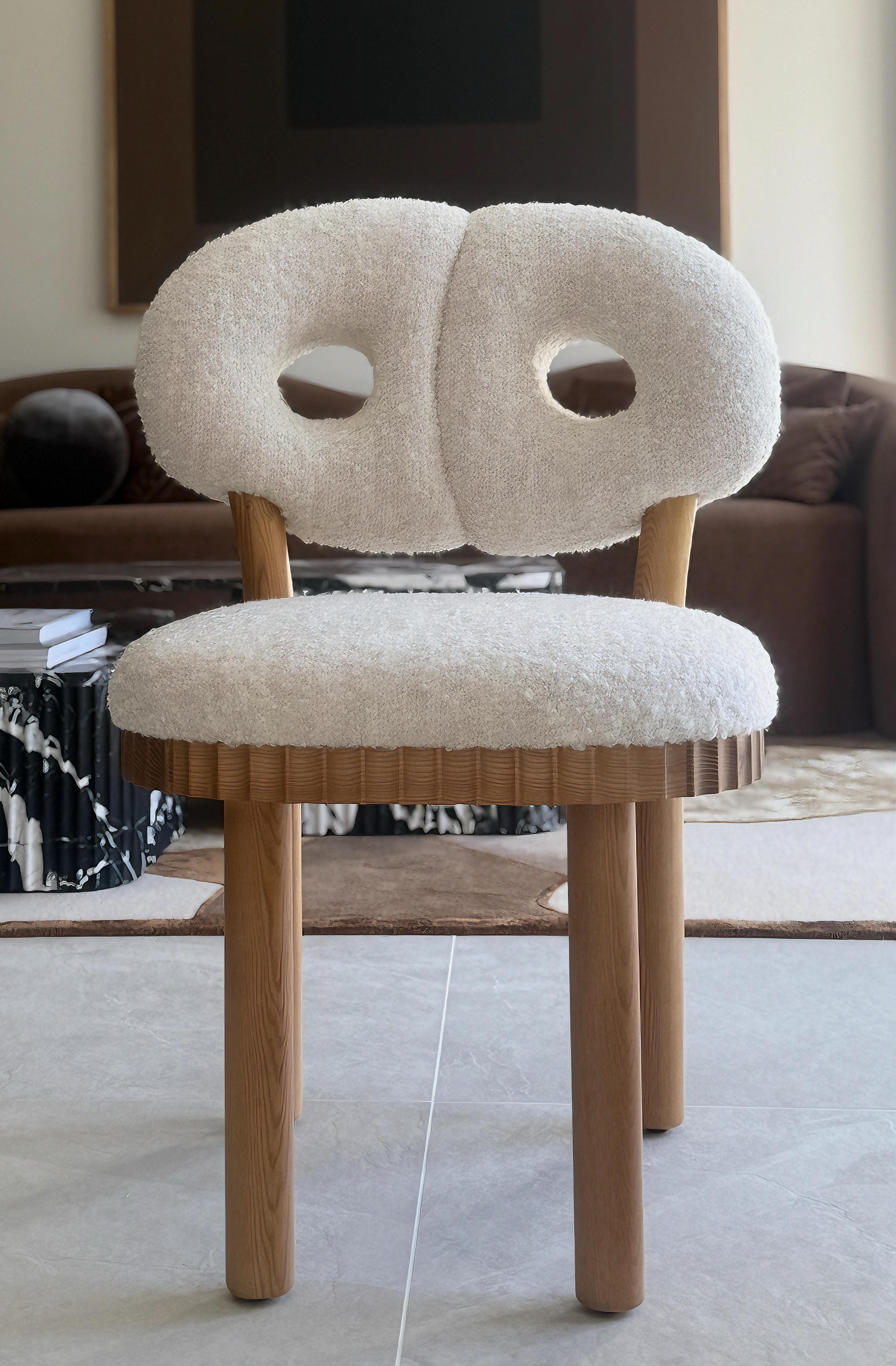 June Stuhl in Eiche Natur & Bouclé Sauvage Fischbacher Stoff by Jérôme Bugara
Limitierte Auflage.
Abmessungen: T 56 x B 58 x H 85 cm. SH: 48 cm.
MATERIALIEN: Bouclé Sauvage Fischbacher-Polsterung und Eiche natur.

Unterzeichnet, Seriennummer und