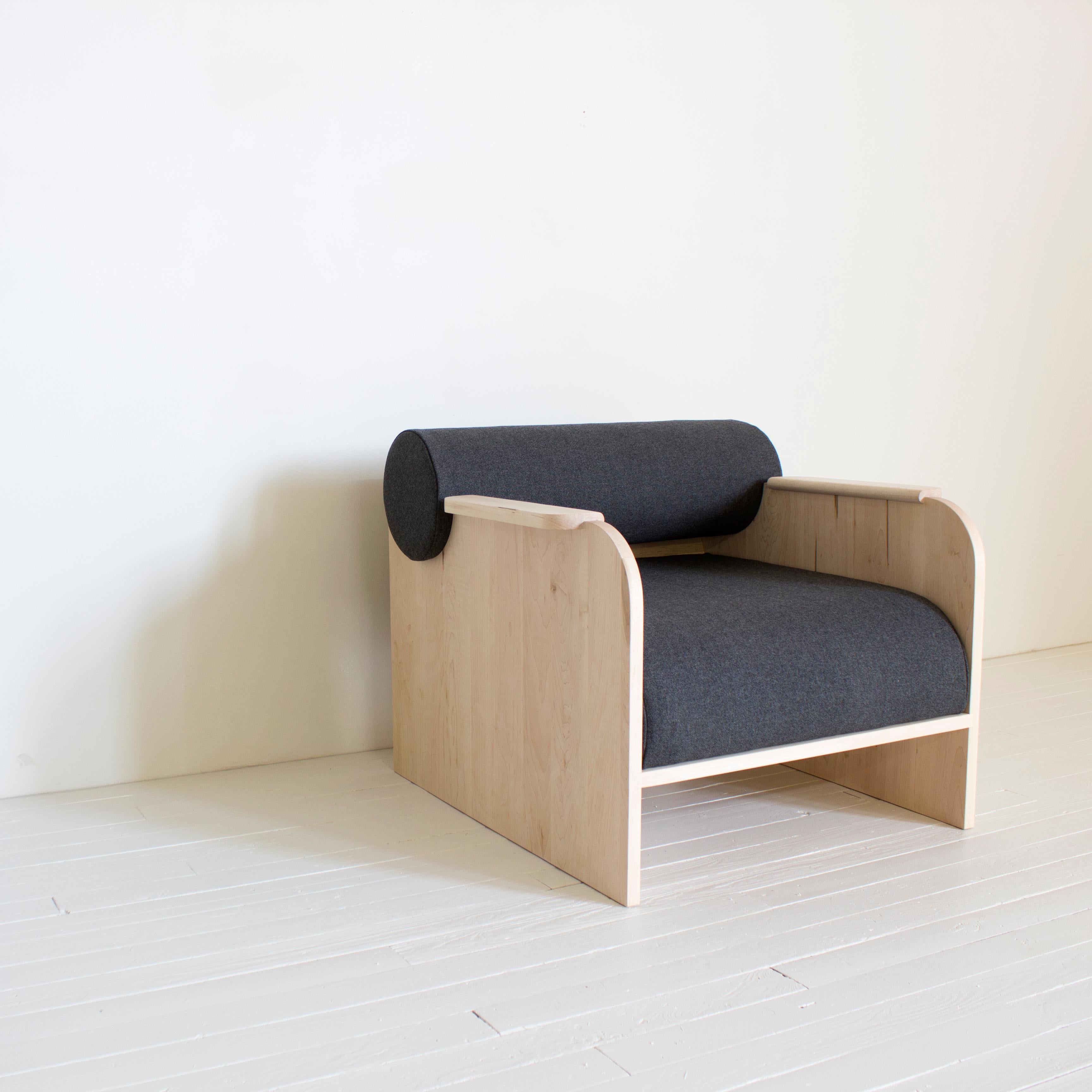 Juni Zeitgenössischer Loungesessel aus Holz und Stoff 3