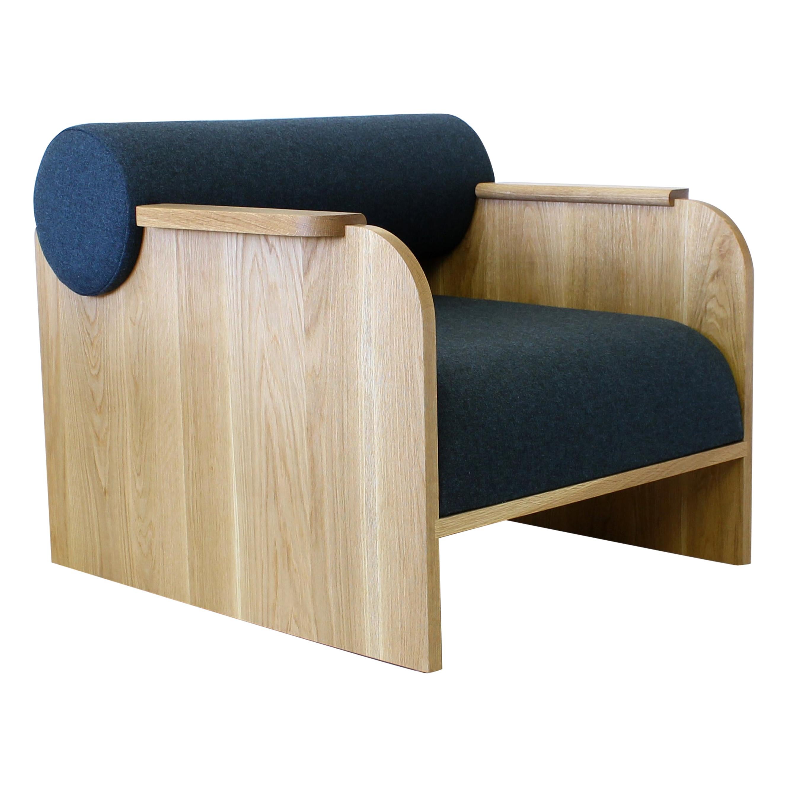 Juni Zeitgenössischer Loungesessel aus Holz und Stoff