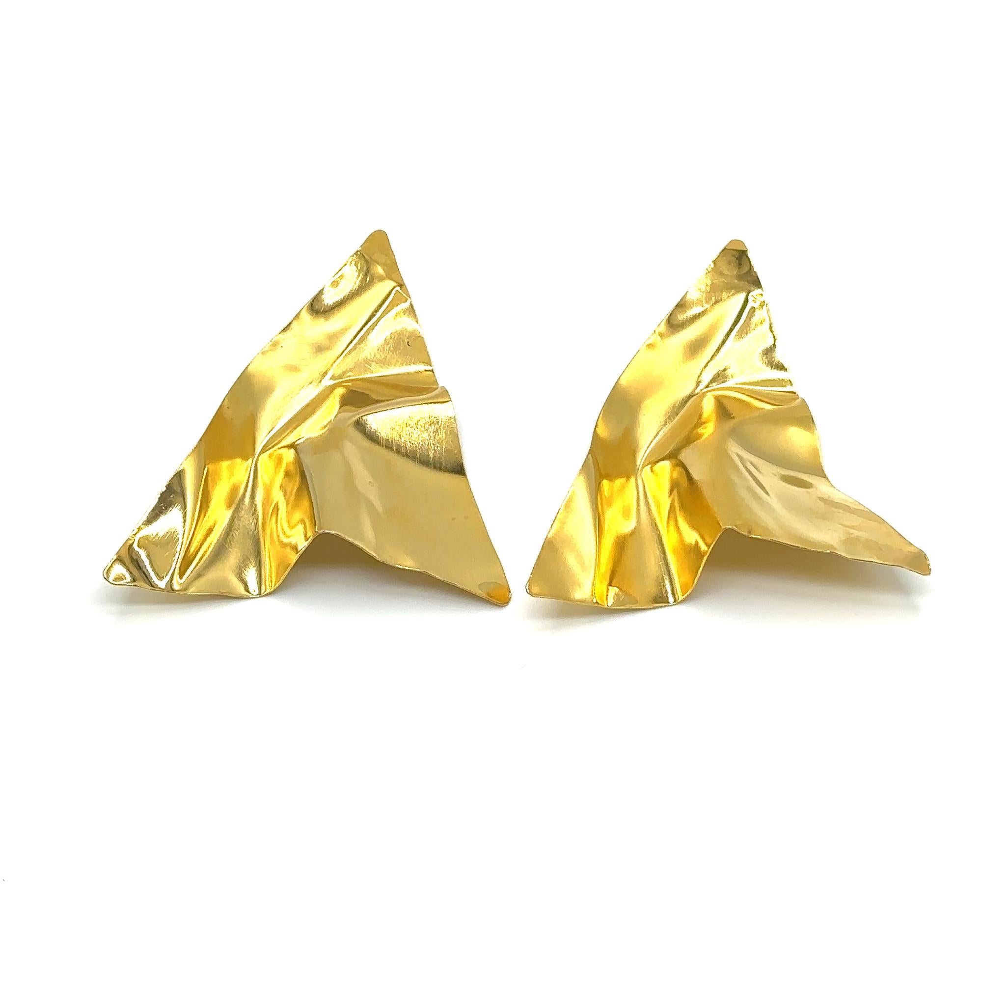 From refined, timeless shapes to modern characters with edge meet JUNE - handcrafted and shape may vary slightly making pieces one of a kind Material 14K Gold Plated

The piece was inspired by Japanese origami. Folding techniques were used.