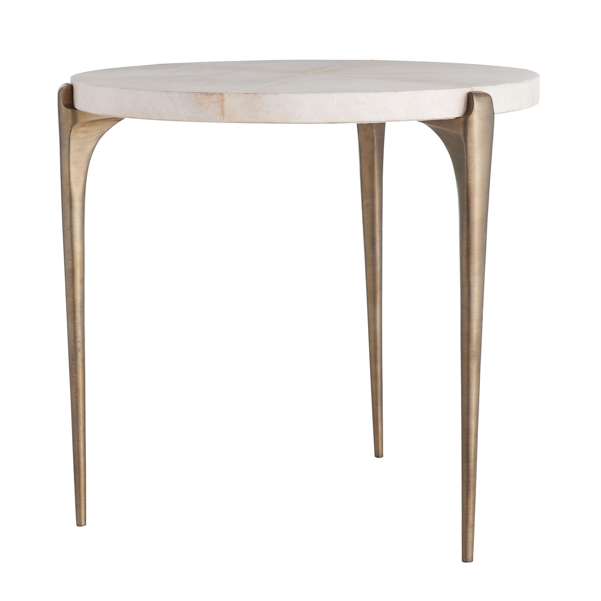 Con una silhouette tradizionale arricchita da dettagli eccezionali, il tavolino June offre un'eleganza senza tempo con un tocco sofisticato. Il piano rotondo del tavolo presenta pannelli a forma di torta di vellum avorio, disposti in un sottile