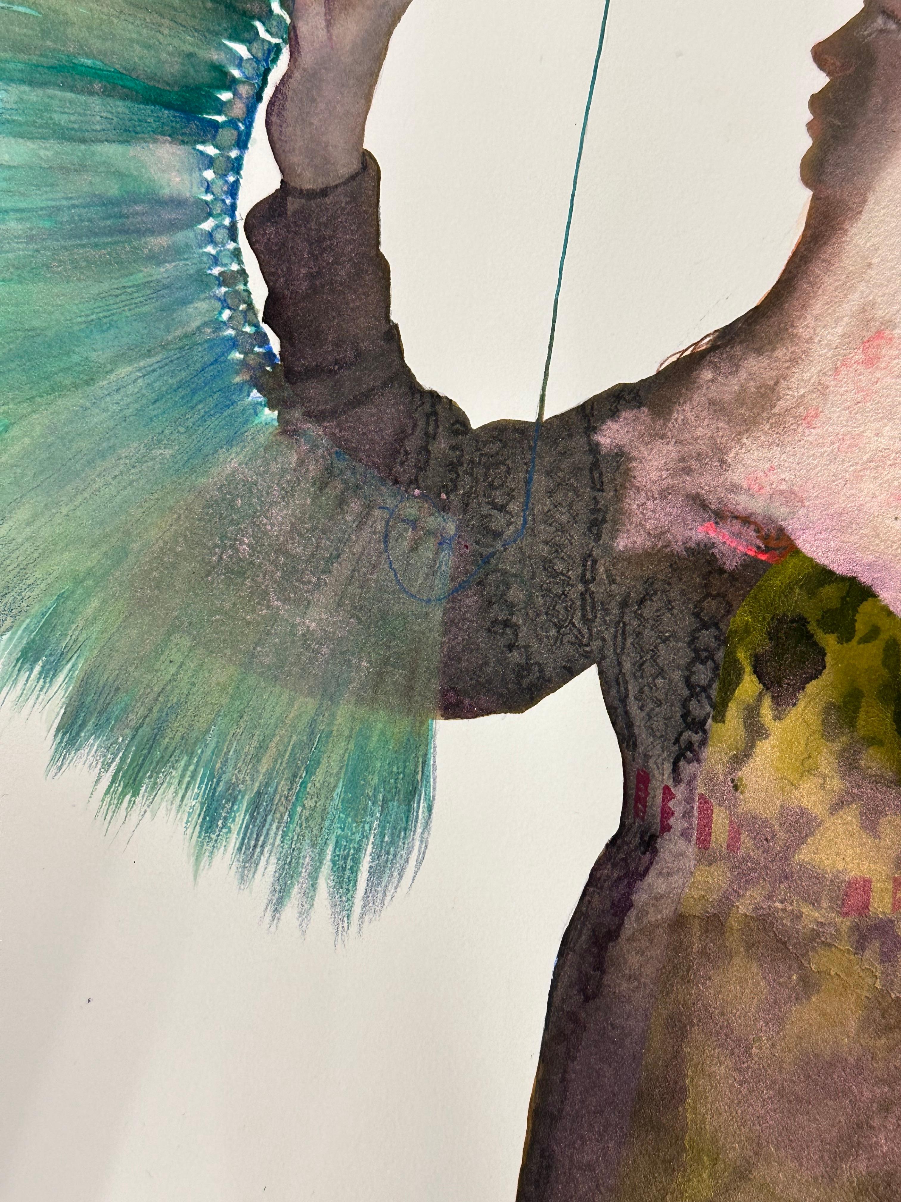 Esta pintura contemporánea en tinta, gouache y lápiz sobre papel de archivo, está compuesta por una silueta figurativa con traje y tocado que sugiere un fuerte personaje femenino que sostiene un dramático arco de plumas y una flecha.

Disponible sin