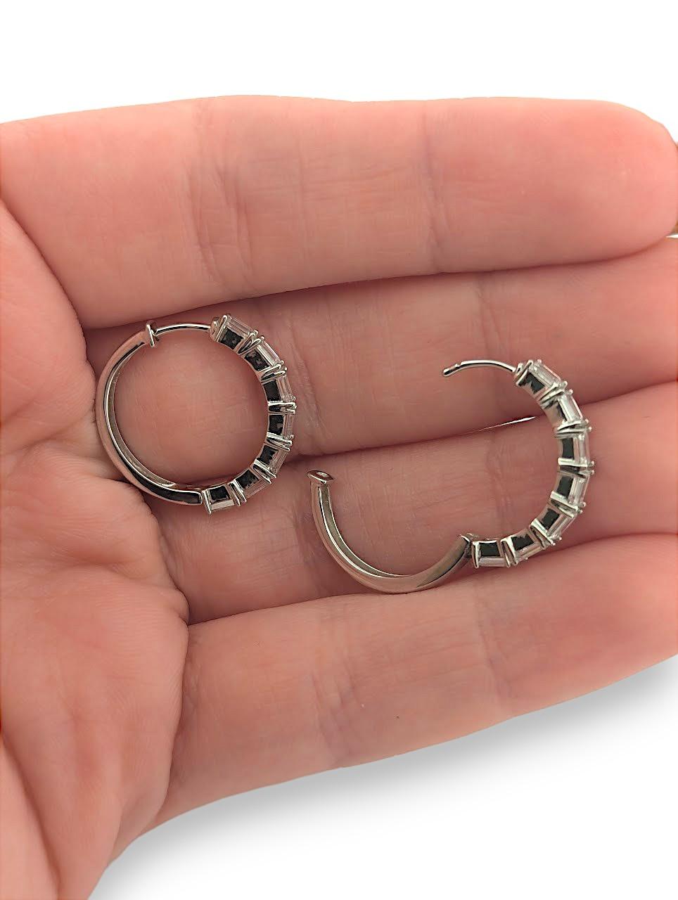 Gli orecchini June sono una rivisitazione elegante e raffinata dei classici cerchi, realizzati in oro bianco 14K e incastonati con 2,00ctw di diamanti taglio smeraldo creati in laboratorio. Con un design a cerniera sicuro e una forma senza tempo,