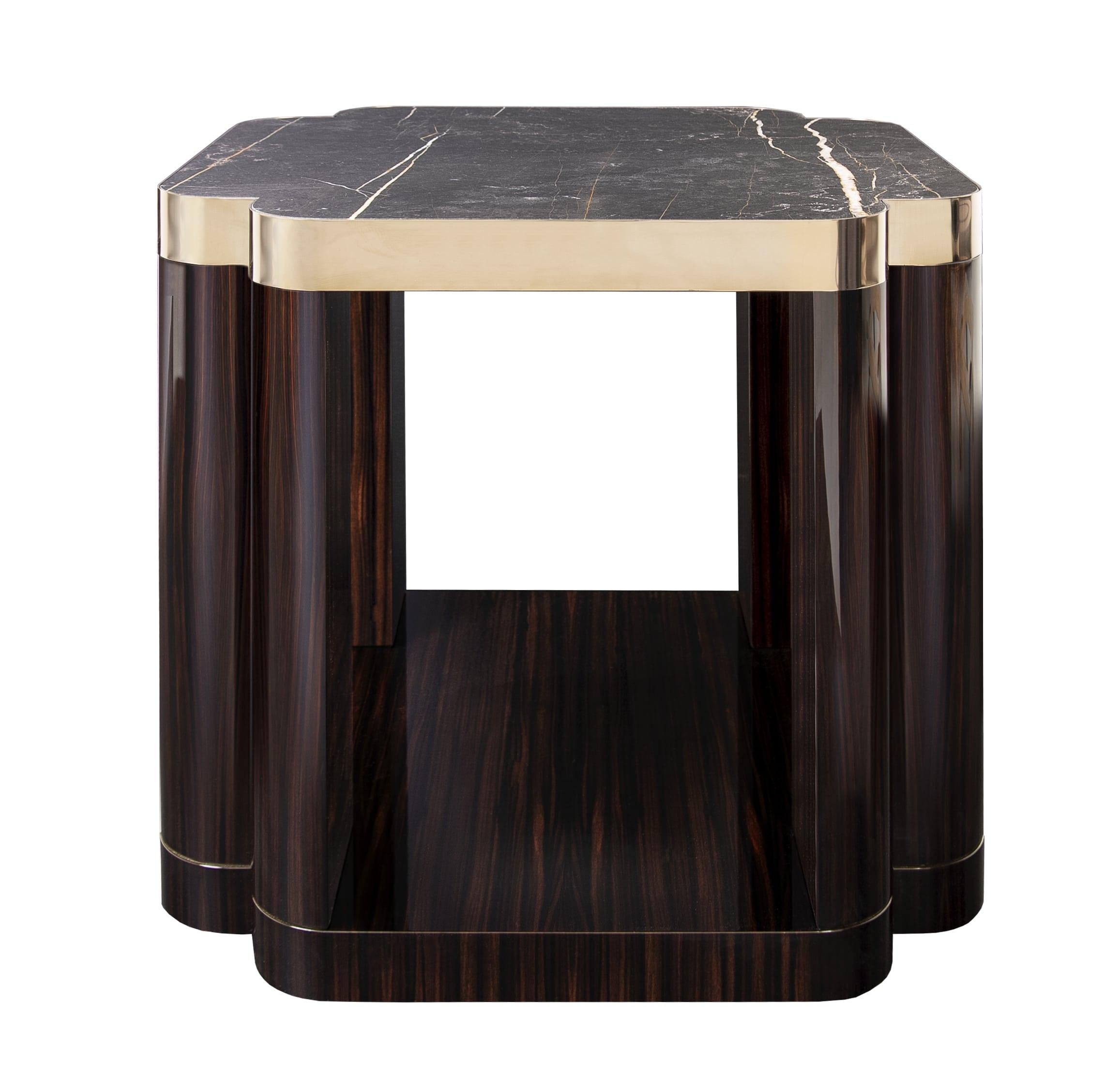 Étude d'équilibre et de contraste des matériaux, cette table d'appoint allie la chaleur du bois d'Elegony à l'élégance subtile de son plateau en marbre. Son design est défini par ses pieds en ébène reliés les uns aux autres, supportant un plateau