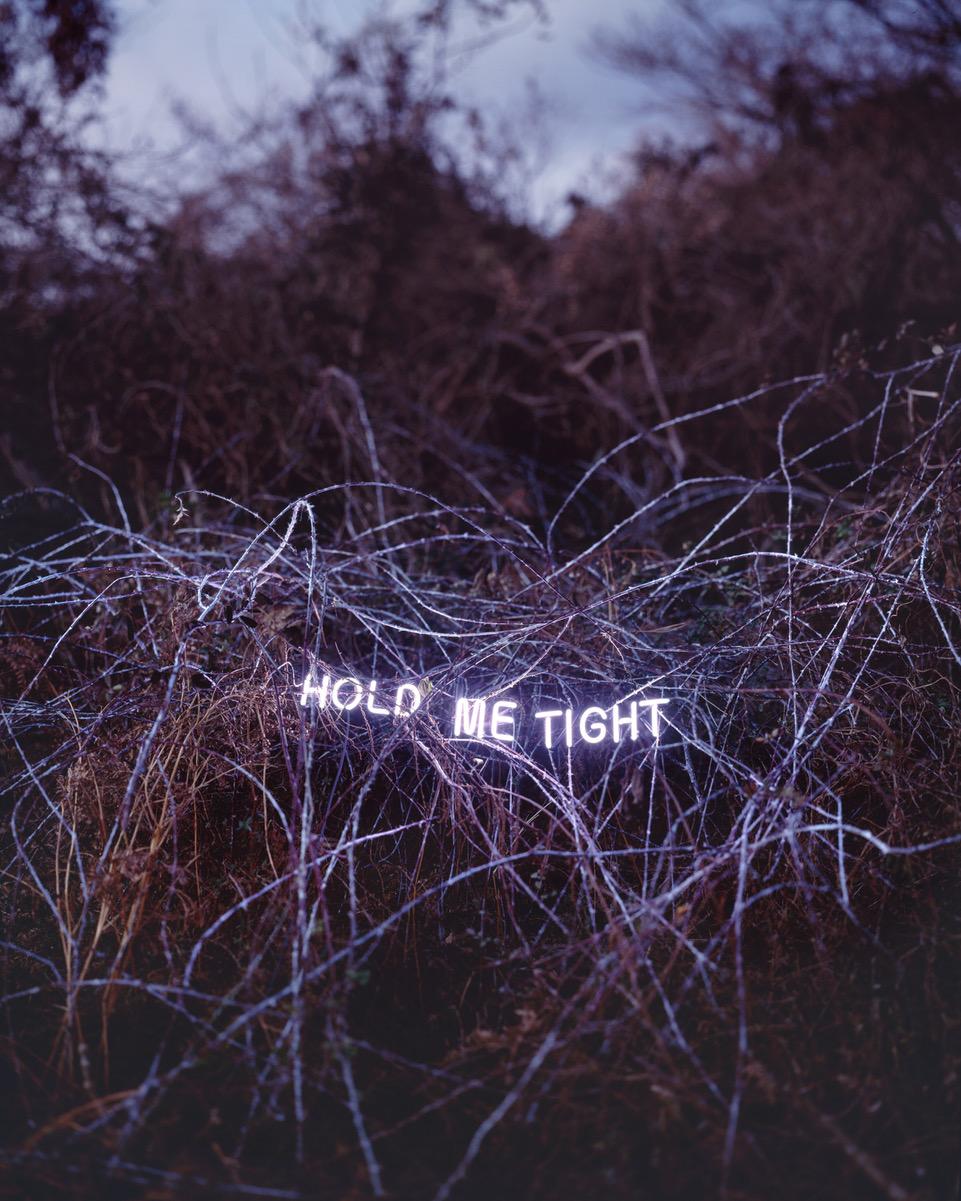 Jung Lee Color Photograph – Halt mich fest