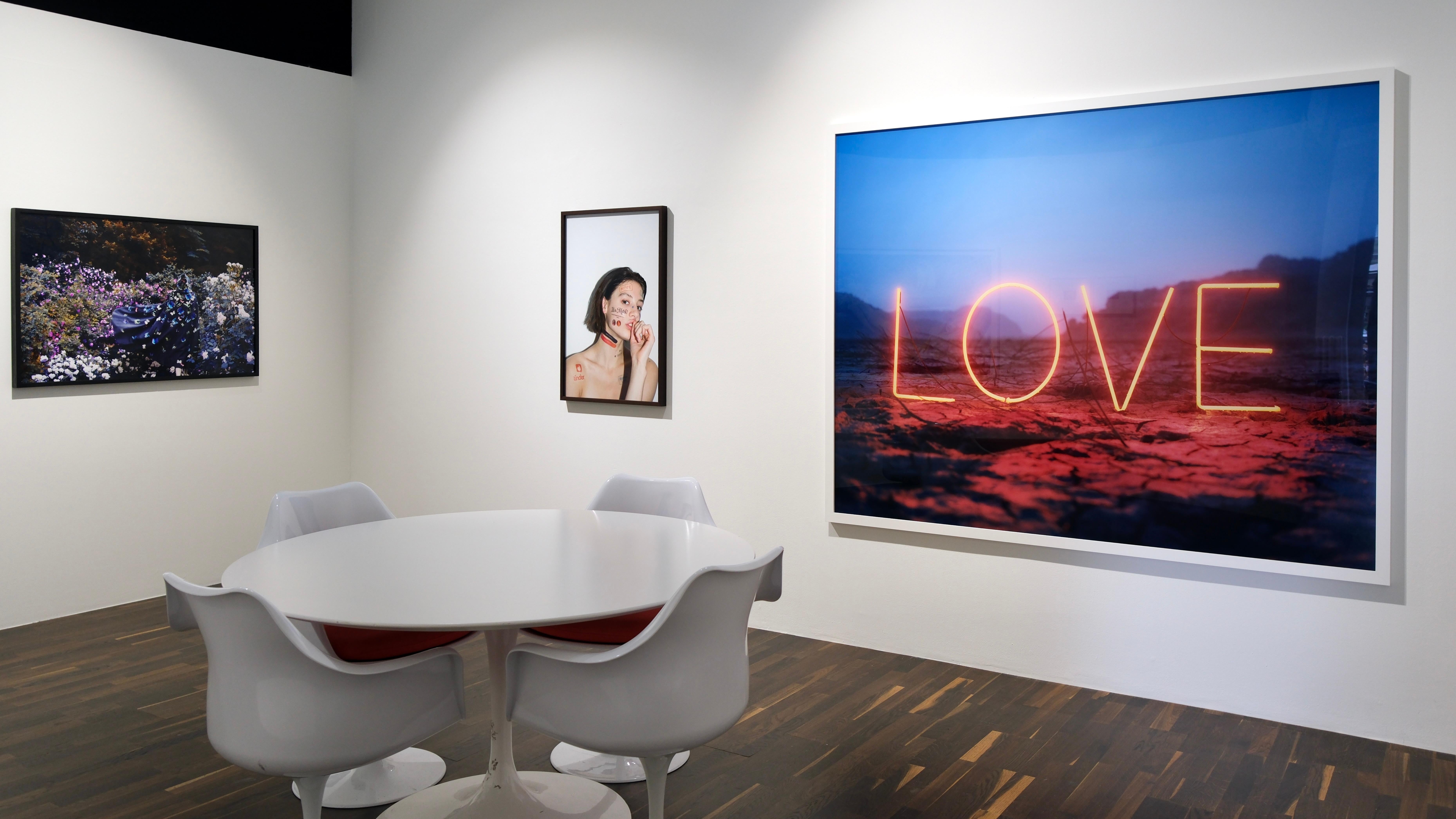 LOVE #1 - Jung Lee, Neon, Testo, Installazione, Simbolo, Arte, Nature in vendita 5