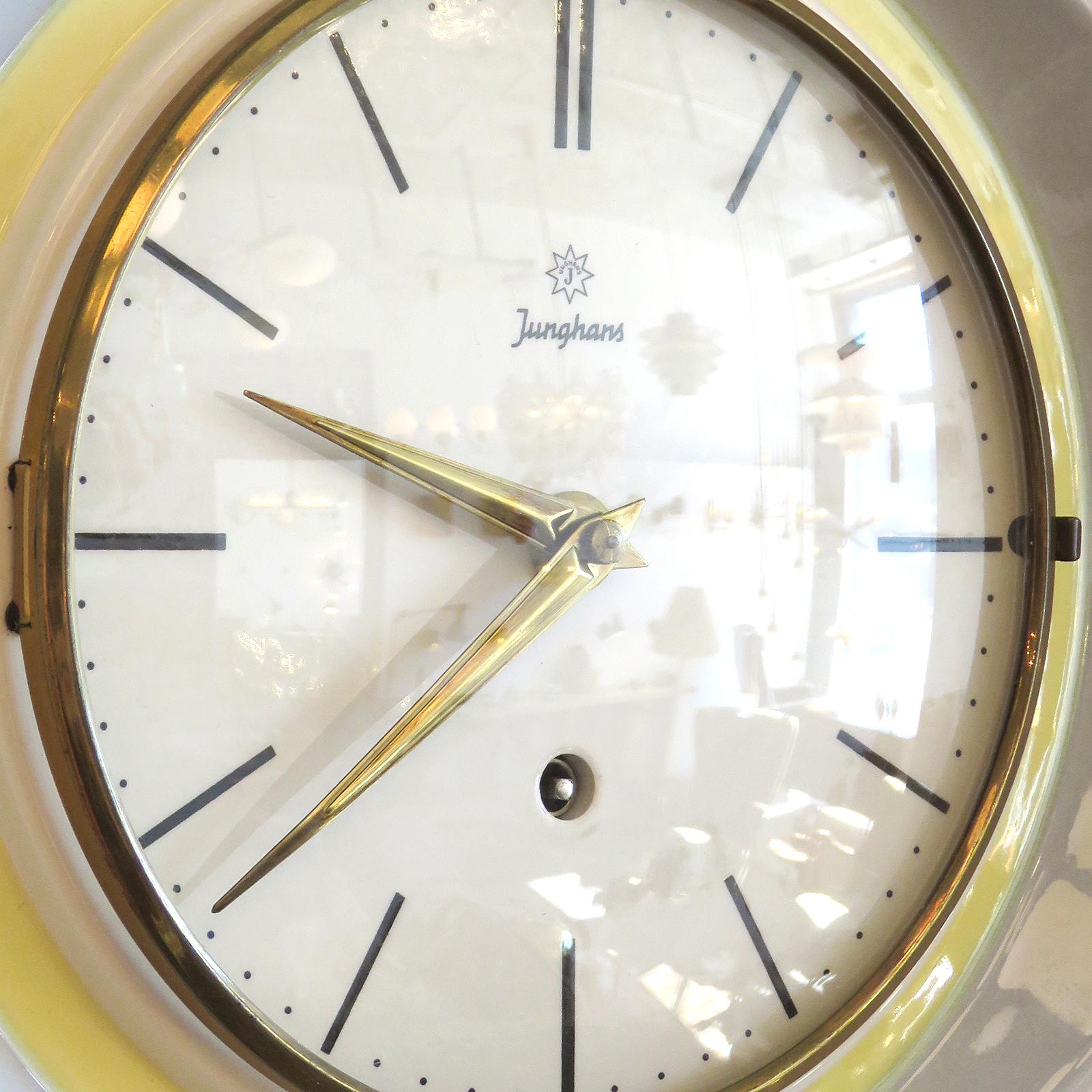Laiton Horloge murale de l'Allemagne des Junghans, 1950 en vente