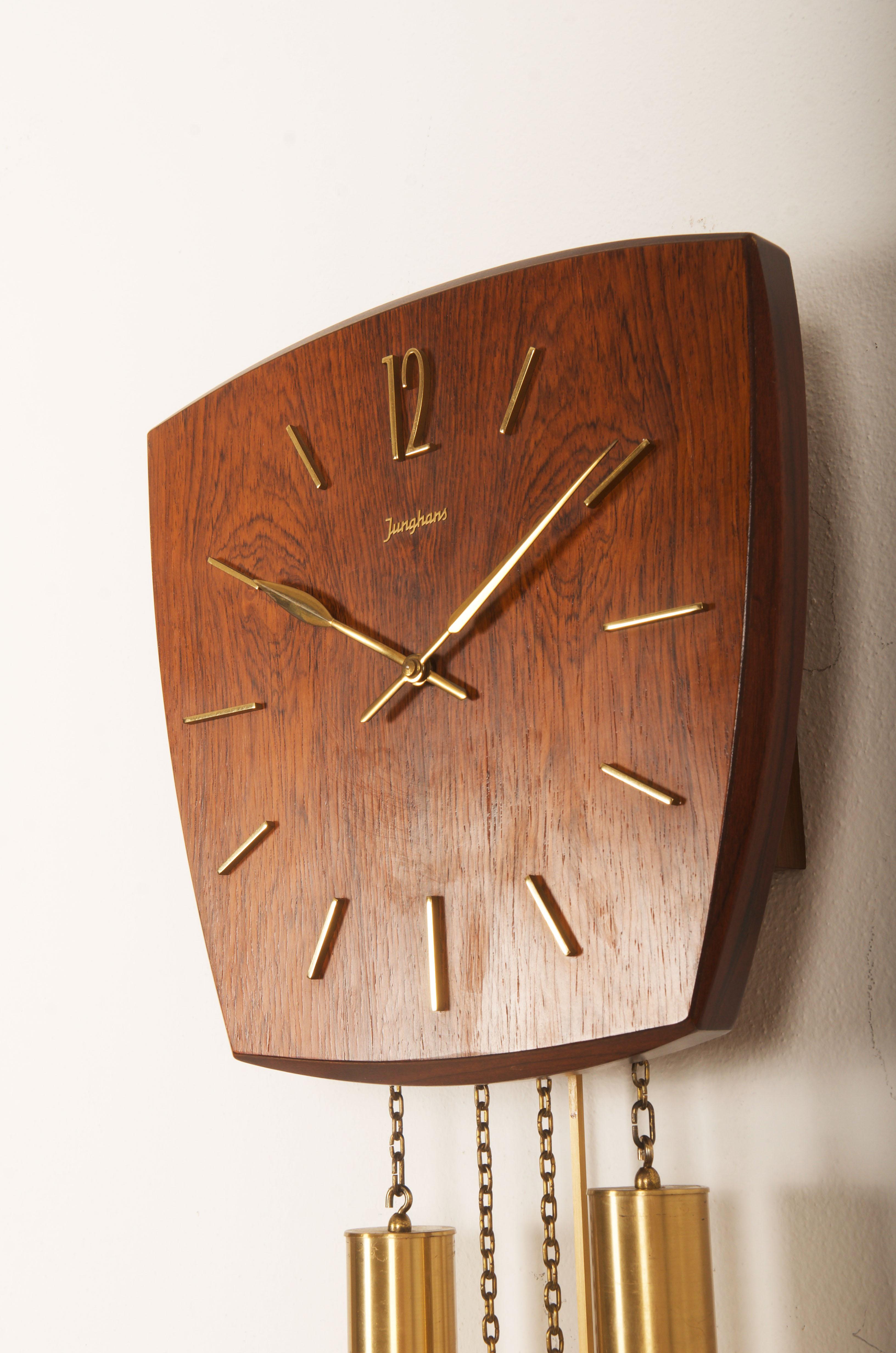 Allemand Horloge murale en bois dur Junghans en vente