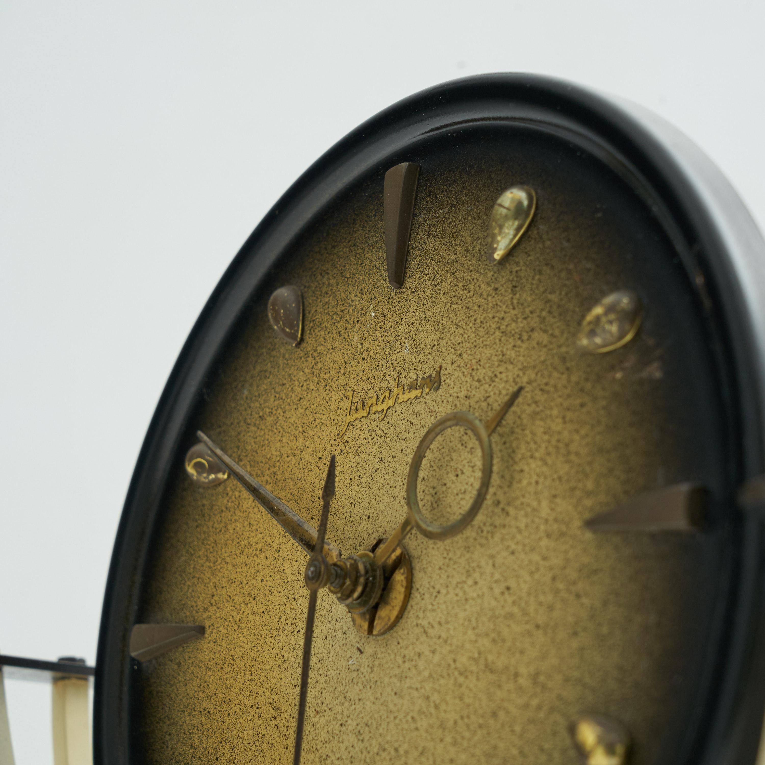 Horloge de table Junghans du milieu du siècle en métal et laiton, années 1950 en vente 1