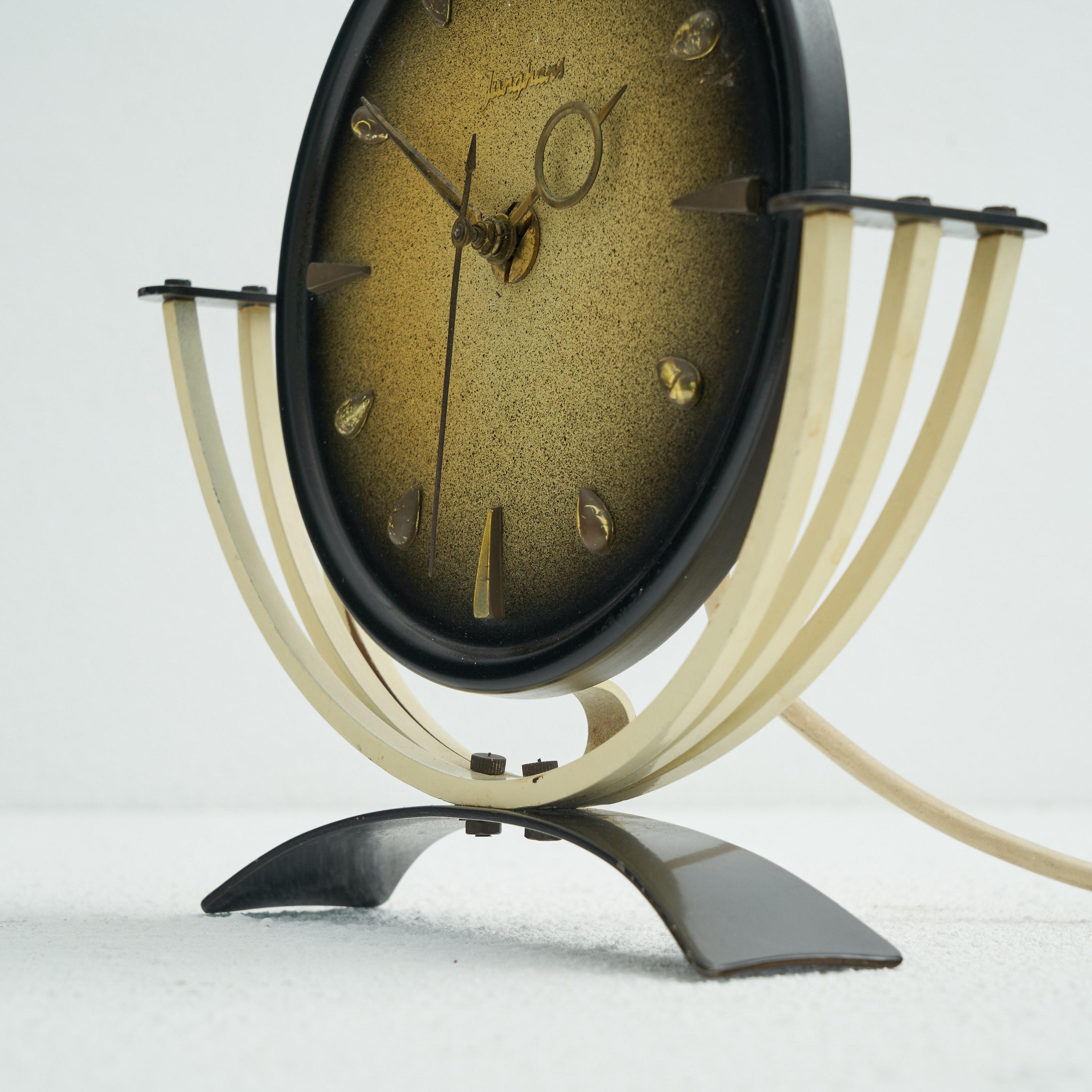 Horloge de table Junghans du milieu du siècle en métal et laiton, années 1950 en vente 2