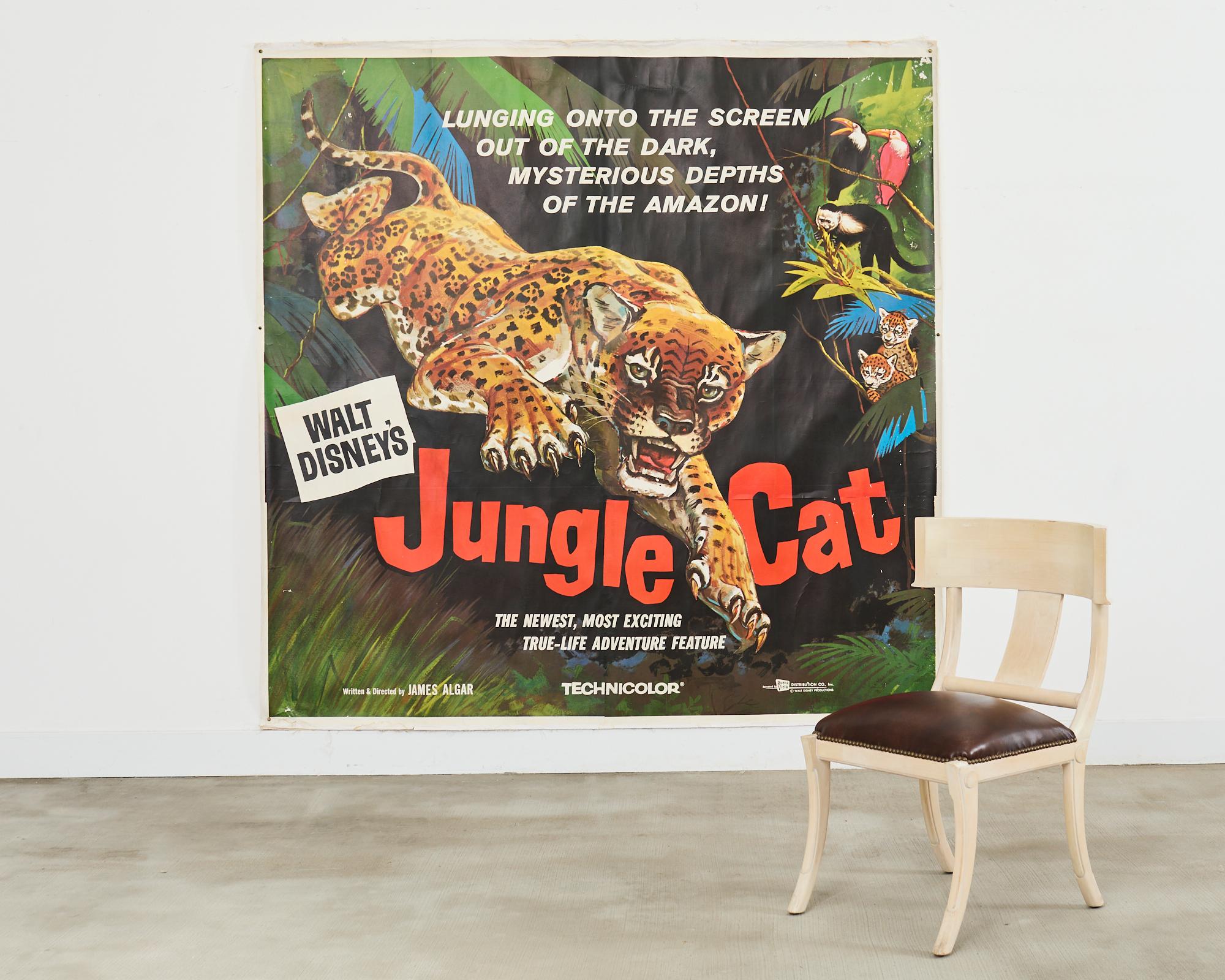 Riesiges Disney-Filmplakat, gedruckt auf Leinen mit einer Größe von 7 Fuß im Quadrat. Walt-Disney-Produktion, vertrieben von Buena Vista, mit Briefmarke, ca. 1960. Erstaunlich lebendige Farbe angesichts des Alters und der Verwendung. Gedruckt auf