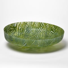 Jungling II, un centre de table en verre texturé d'un vert éclatant, par Amanda Simmons