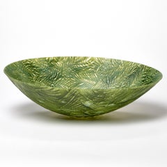 Jungling IV, un centre de table en verre texturé d'un vert éclatant, par Amanda Simmons