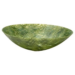 Jungling IV, un centre de table en verre texturé d
un vert éclatant, par Amanda Simmons