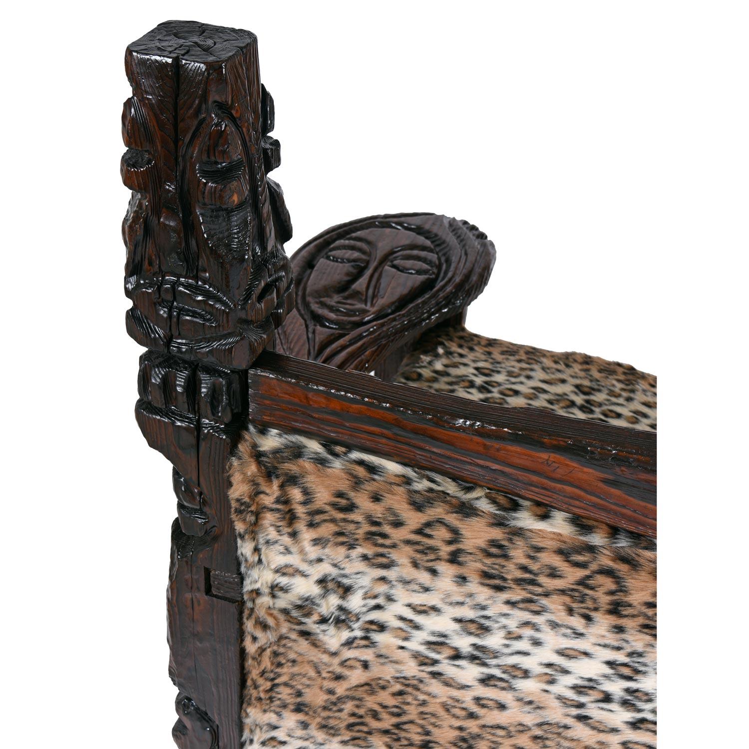 Dschungel-Raum Kunst Leopard Pelz Handgeschnitzte Paddle Arm Witco Tiki Thrown Sofa im Angebot 4