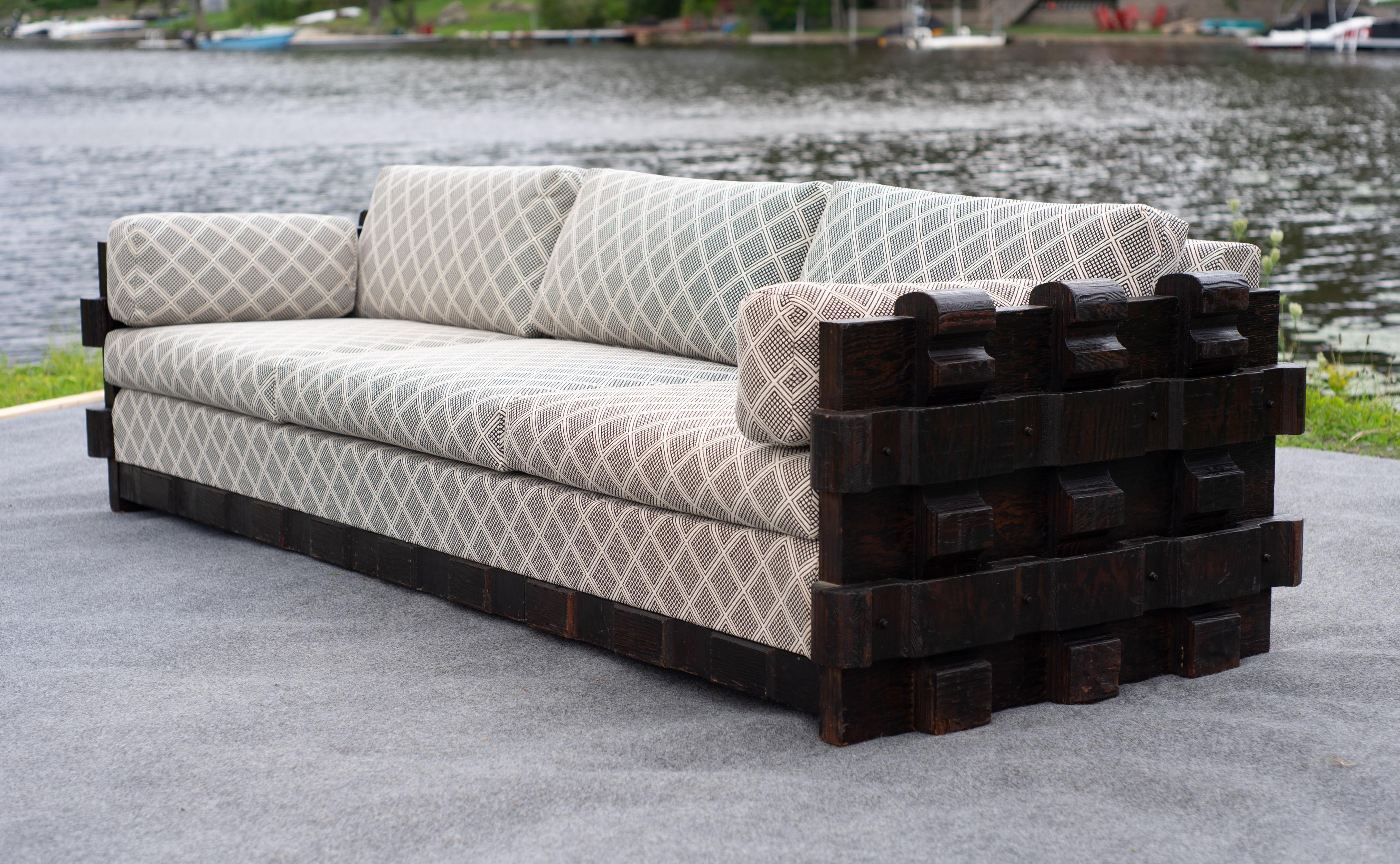 Mid-Century moderno Divano imbottito in legno intagliato in stile Jungling del Mid-Century Modern by Witco in vendita