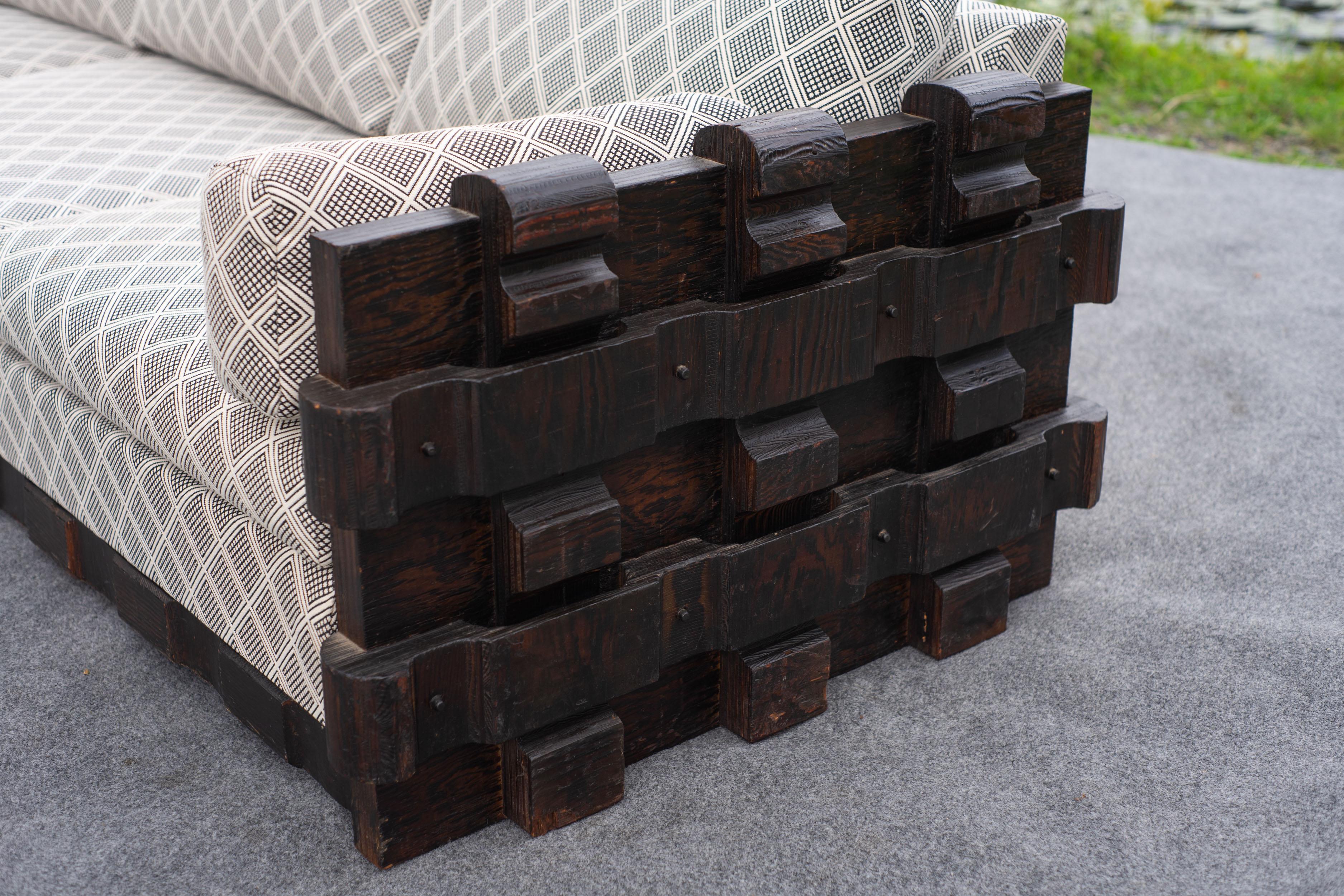 Tappezzeria Divano imbottito in legno intagliato in stile Jungling del Mid-Century Modern by Witco in vendita