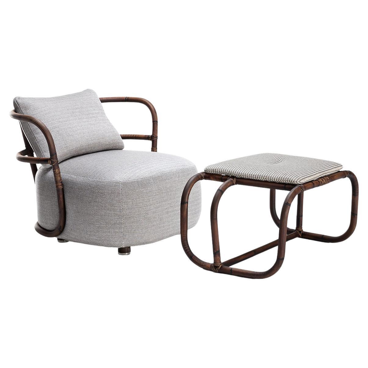 Caractérisé par une allure organique et naturelle, ce fauteuil appartient à la Collection Jungling de Massimo Castagna. Recouvert de tissu gris, il présente un profil fin et bas, rehaussé par une assise épaisse mais doucement rembourrée, dont les