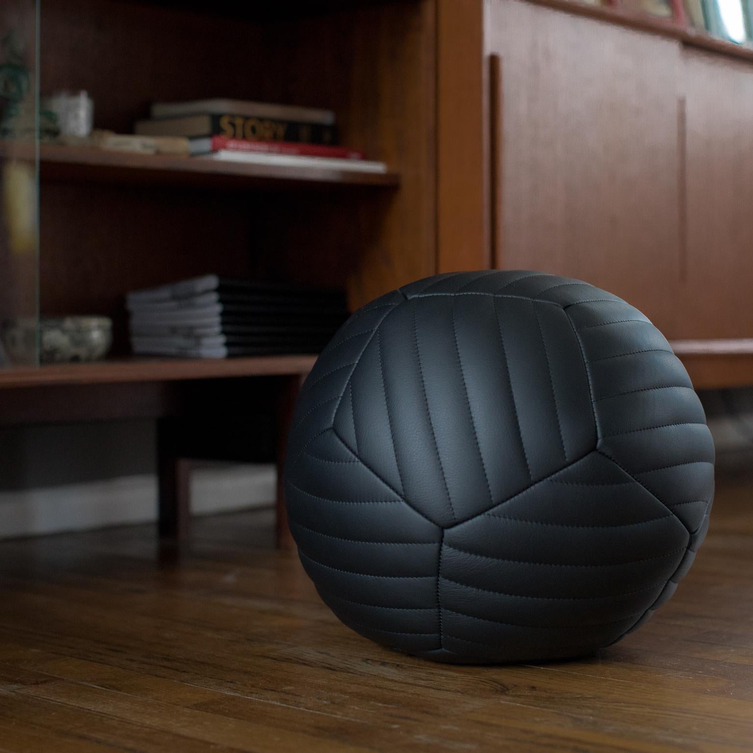 XXIe siècle et contemporain Pouf à bandes en cuir noir 14 po. de Moses Nadel en vente