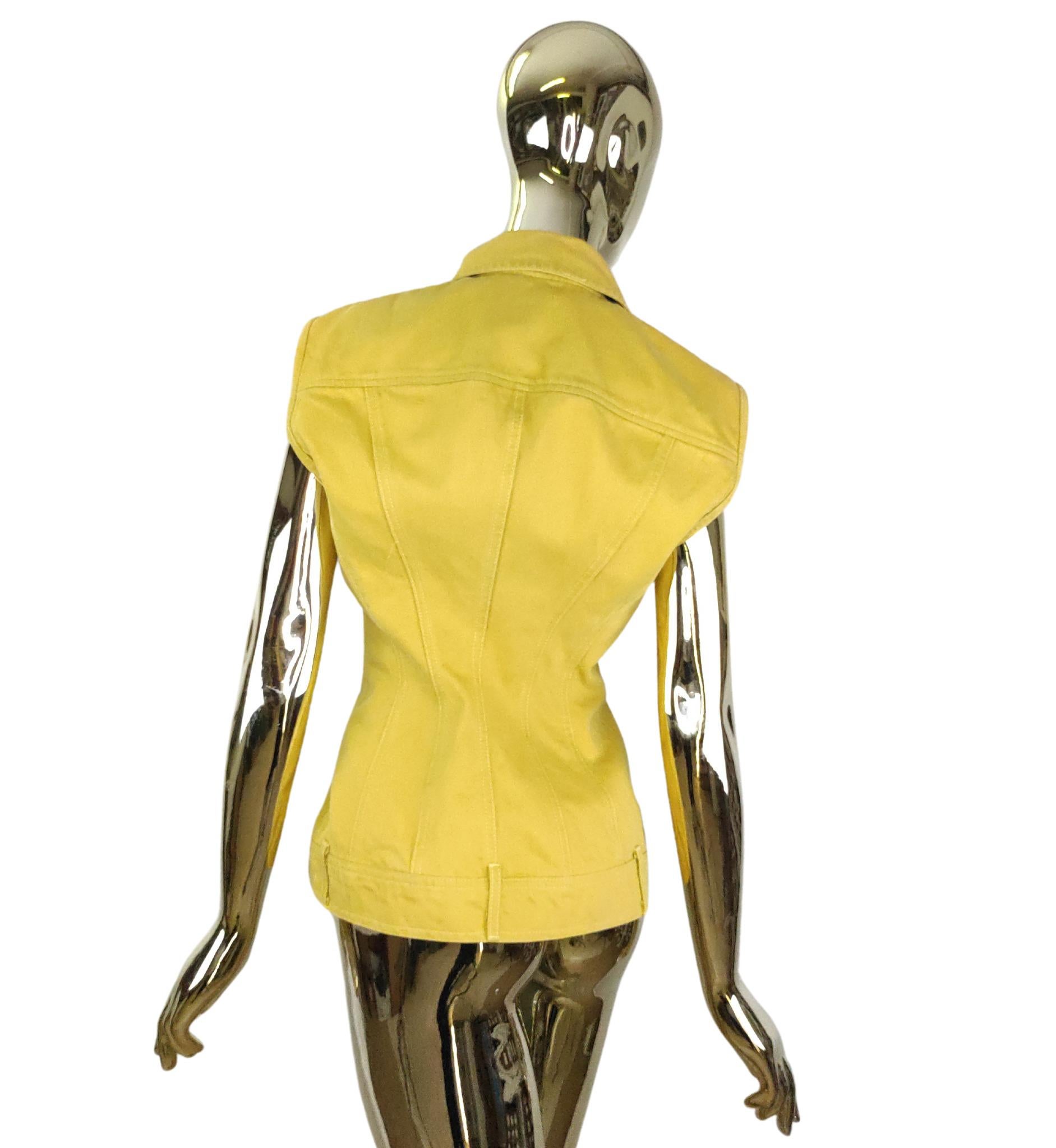 Junior Gaultier denim vest
S/S 1989
Yellow cotton

Marked size 44 IT
Measurements
bust 91.5 cm - 36 in
waist 71 cm - 28 in
hips 101.5 cm - 40 in
length 64.5 cm - 25.5 in

Good condition
Original belt is missing
Minor discoloration on shoulders