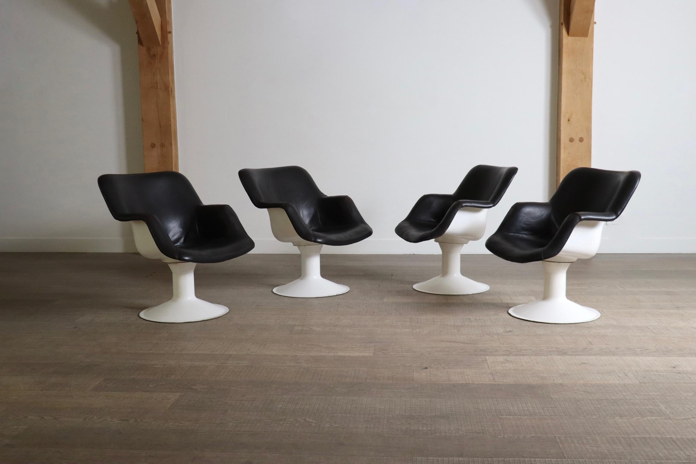 Schöner Satz von 4 'Junior' Sesseln in schwarzem Leder von Yrjö Kukkapuro für Haimi Finnland, 1960er Jahre

Der Space-Age-Sessel des renommierten finnischen Designers besteht aus einer Fiberglasschale, Metallbeinen und einer originalen schwarzen