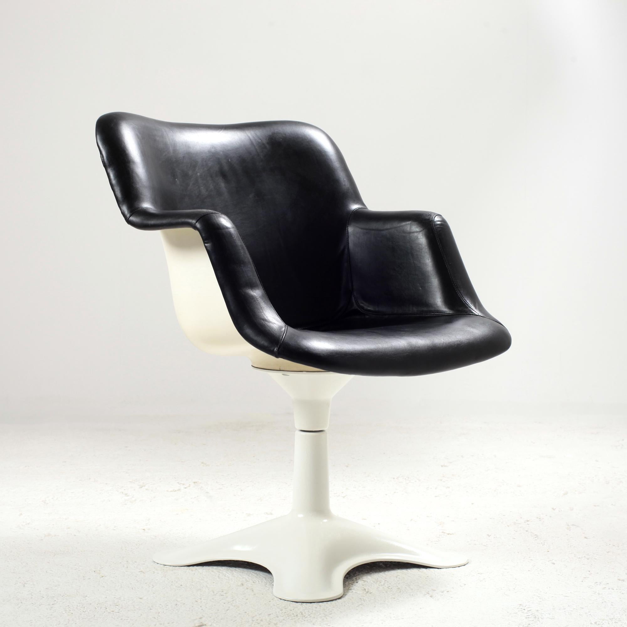 Drehstuhl Modell Junior von Yrjö Kukkapuro für Haimi, Finnland, 1960er Jahre
Sitz aus Fiberglas, bezogen mit schwarzem Leder, Beine aus Metall.
Original-Hostery, guter Vintage-Zustand.