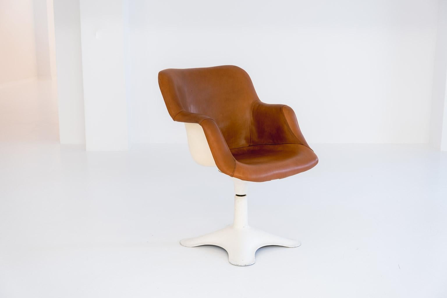 Since 1959 Yrjö Kukkapuro worked from his own studio, researching and developing ergonomic seating furniture in particular, which on the one hand often looks very futuristic but on the other turns out to be extremely comfortable. Also in the second