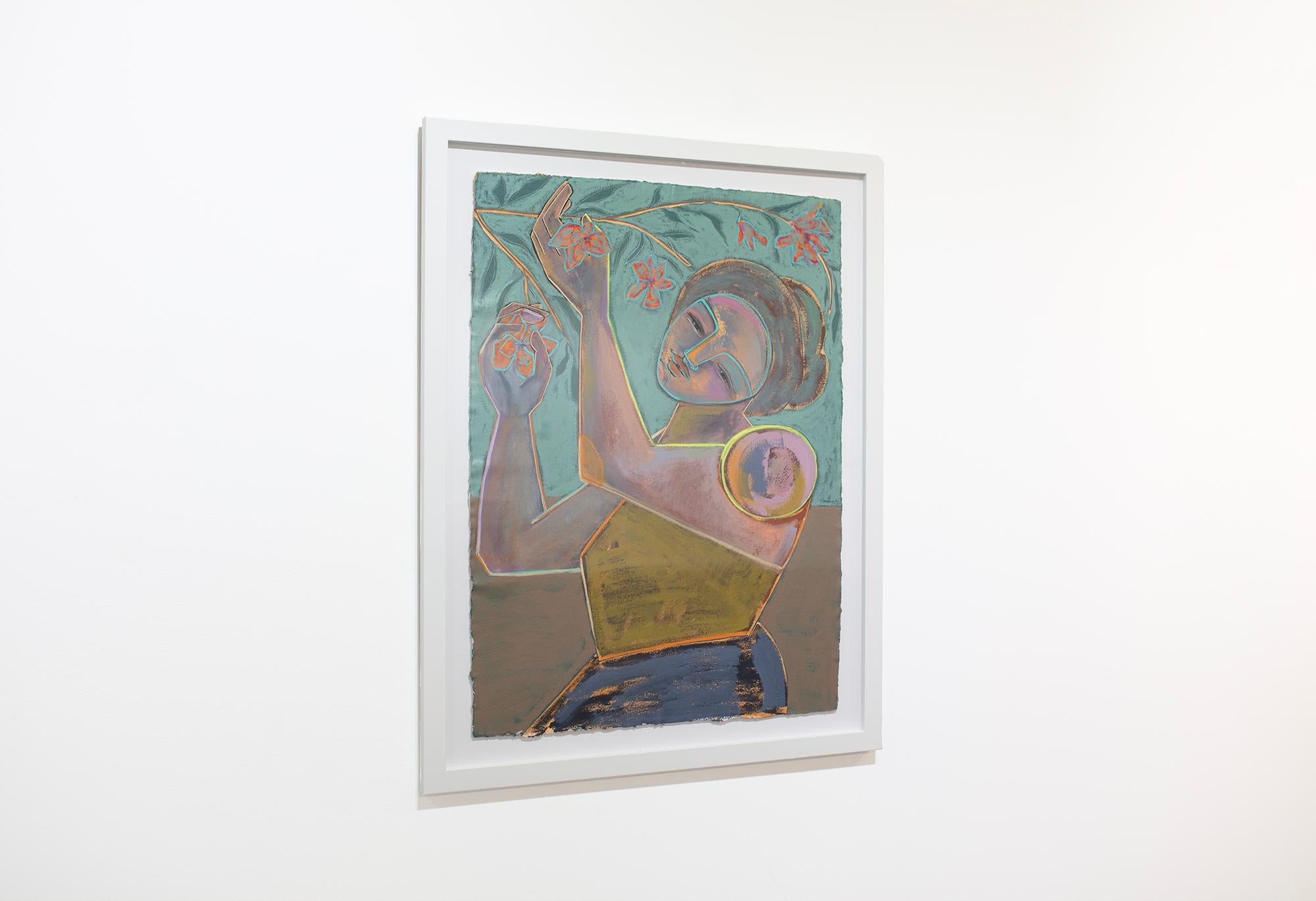 Cette peinture abstraite de Juniper Briggs a été réalisée avec des techniques mixtes sur du papier Arches à bords arrondis. Elle présente une palette de couleurs et capture une femme en chemise jaune et jupe bleue qui s'étire pour tenir des fleurs