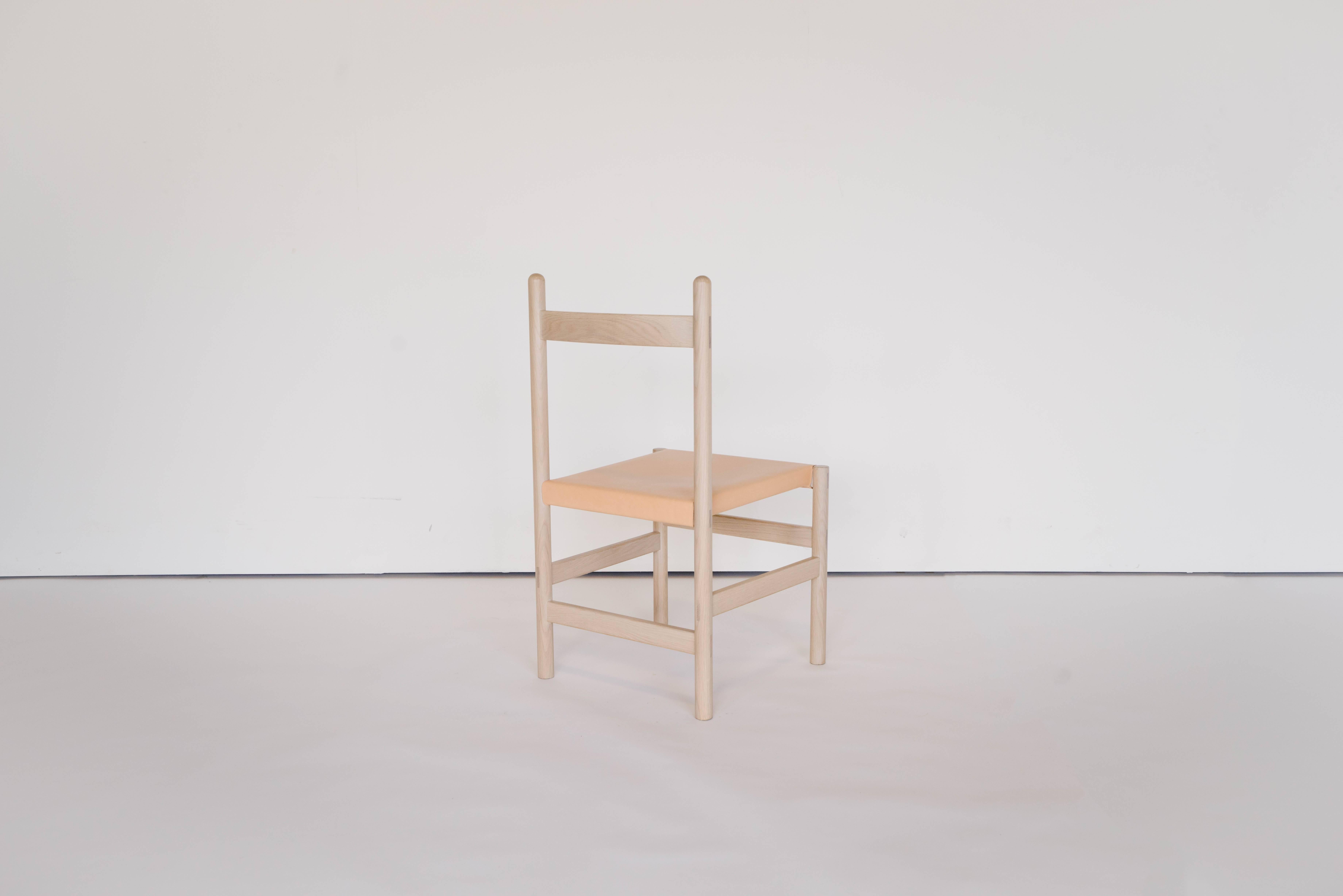 Juniper Chair von Sun at Six, Nudefarbener minimalistischer Stuhl aus Holz und Leder (Minimalistisch) im Angebot