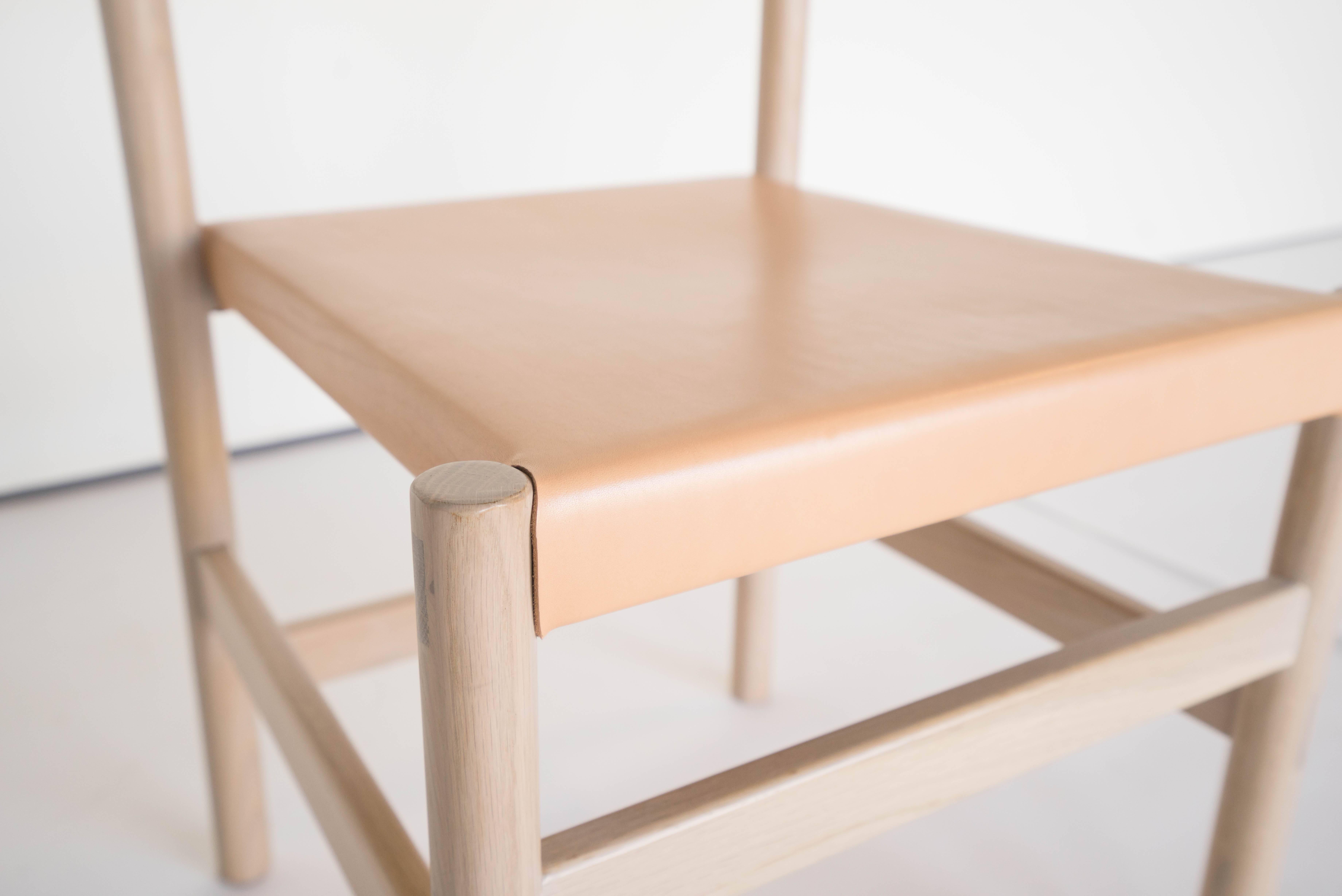 Juniper Chair von Sun at Six, Nudefarbener minimalistischer Stuhl aus Holz und Leder (Asiatisch) im Angebot
