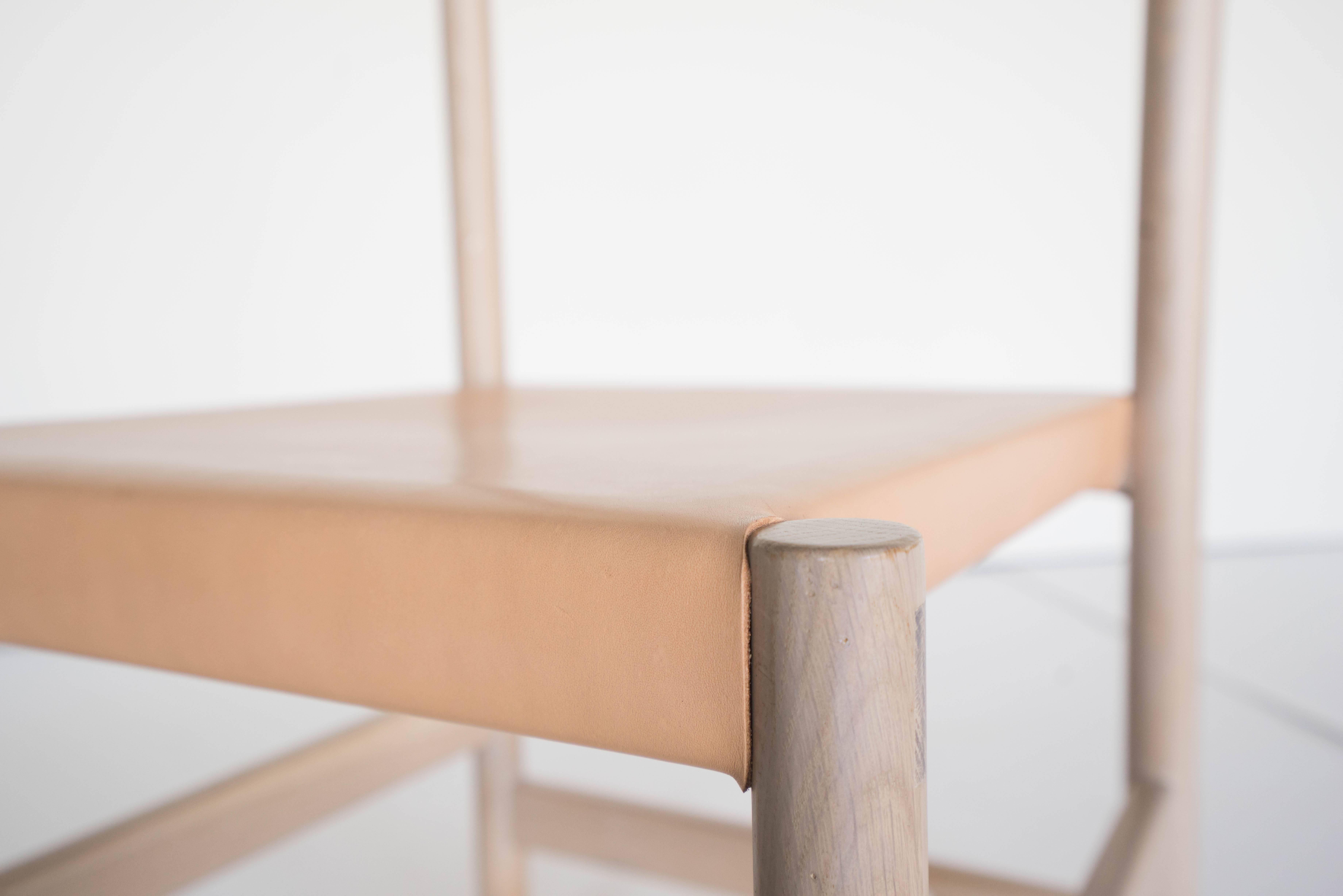Juniper Chair von Sun at Six, Nudefarbener minimalistischer Stuhl aus Holz und Leder (Tischlerei) im Angebot