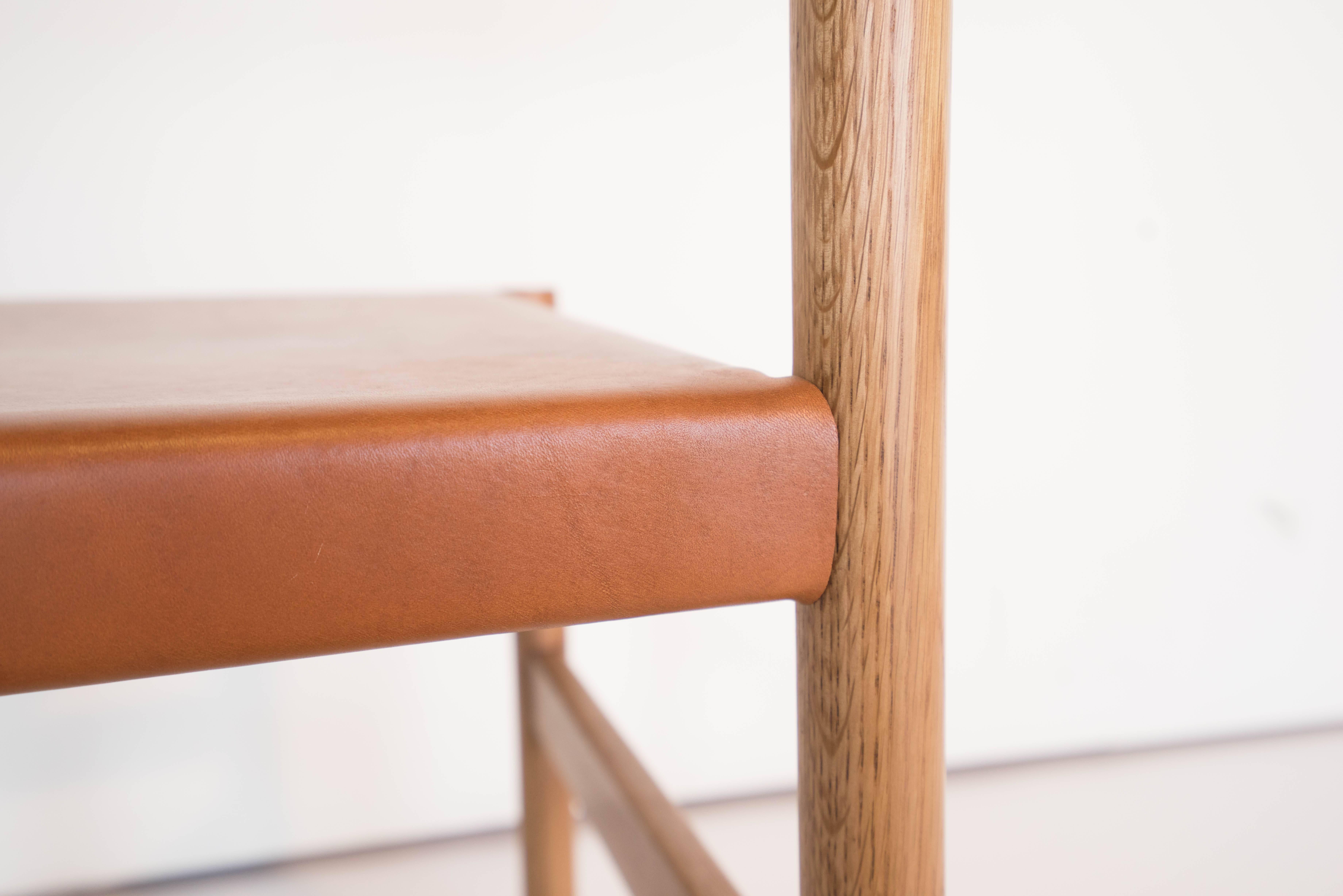 Juniper Chair von Sun at Six, Sienna, Minimalistischer Stuhl aus Holz und Leder  im Angebot 3