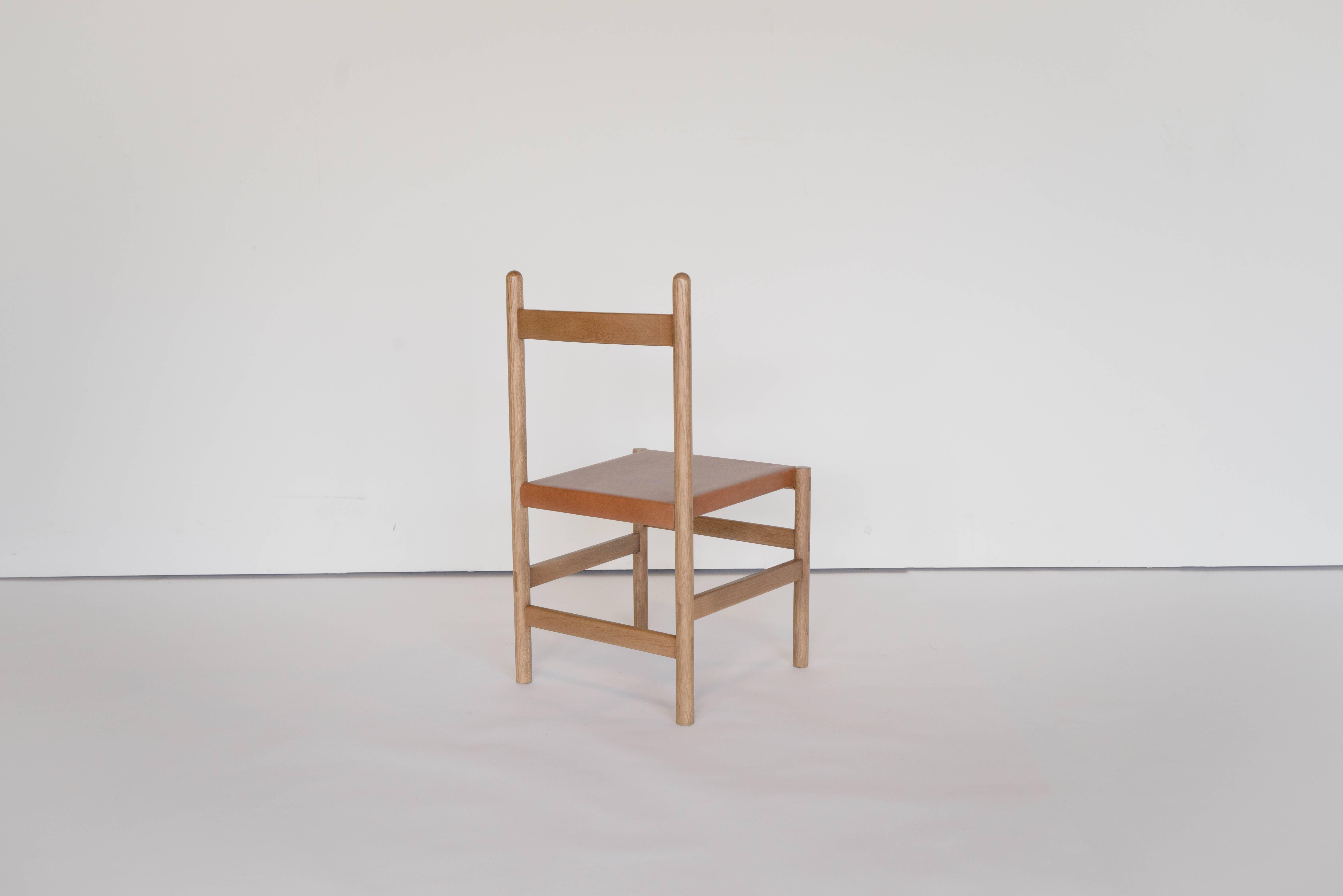 Juniper Chair von Sun at Six, Sienna, Minimalistischer Stuhl aus Holz und Leder  (Chinesisch) im Angebot