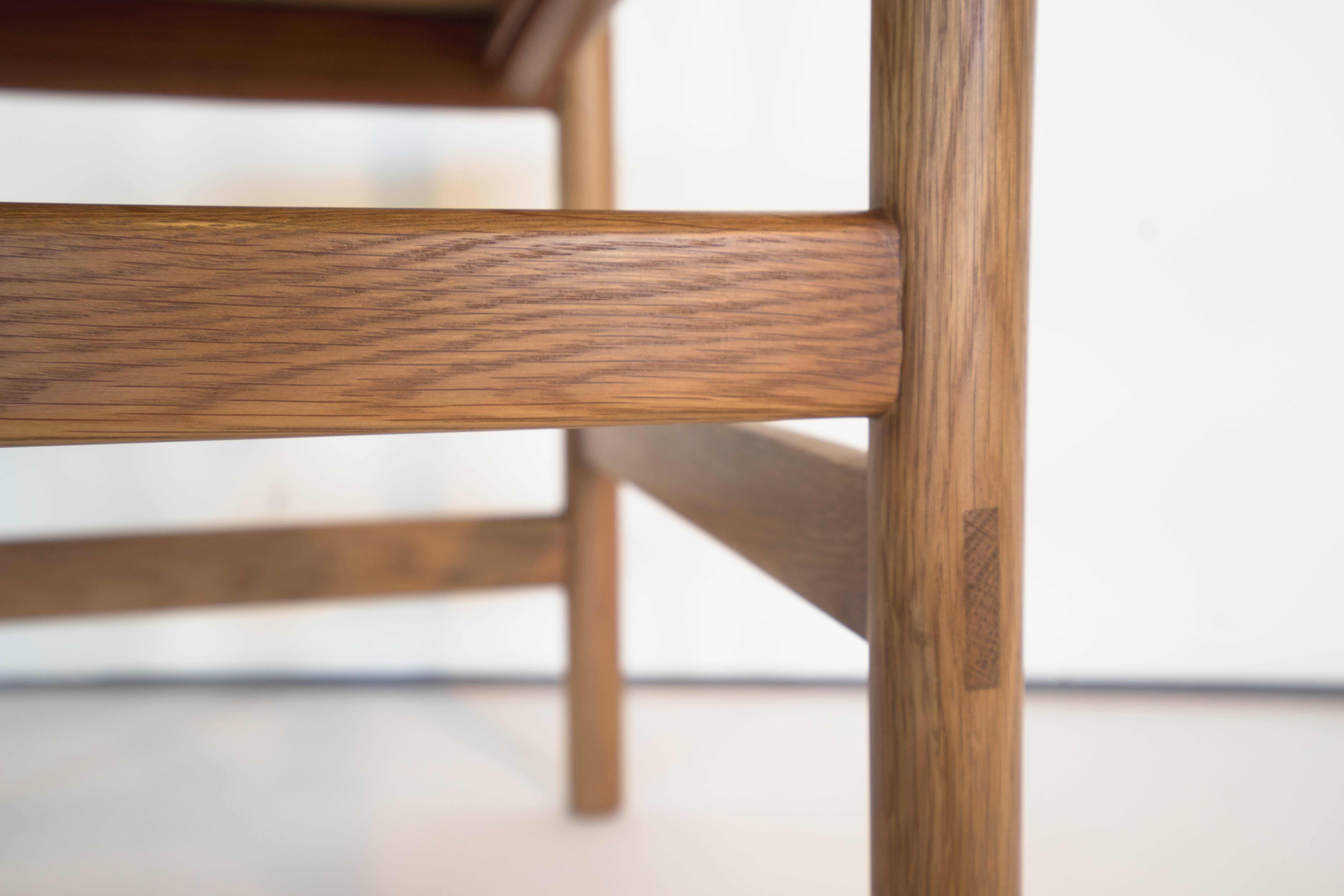 Juniper Chair von Sun at Six, Sienna, Minimalistischer Stuhl aus Holz und Leder  (Tischlerei) im Angebot