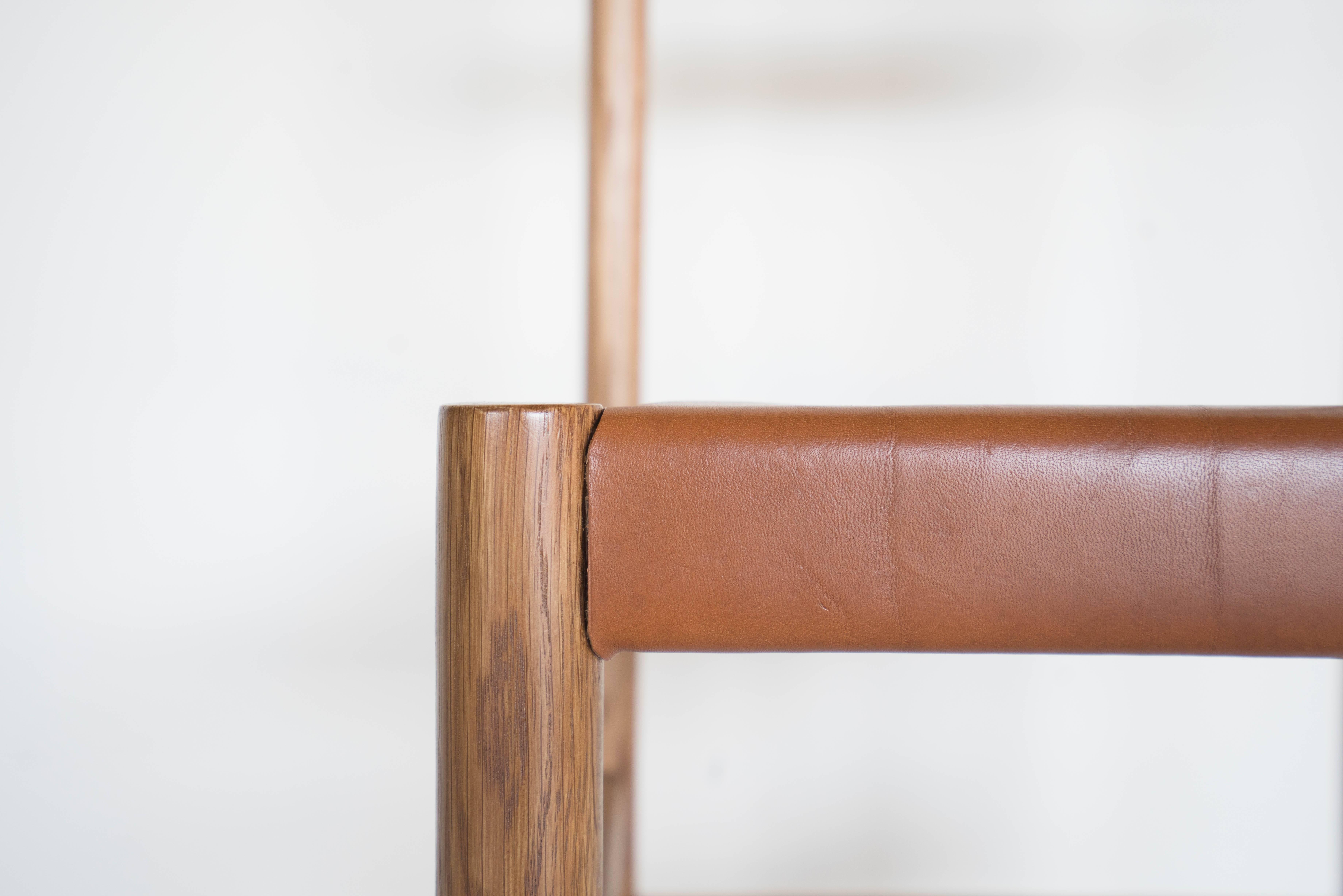 Juniper Chair von Sun at Six, Sienna, Minimalistischer Stuhl aus Holz und Leder  (Eichenholz) im Angebot