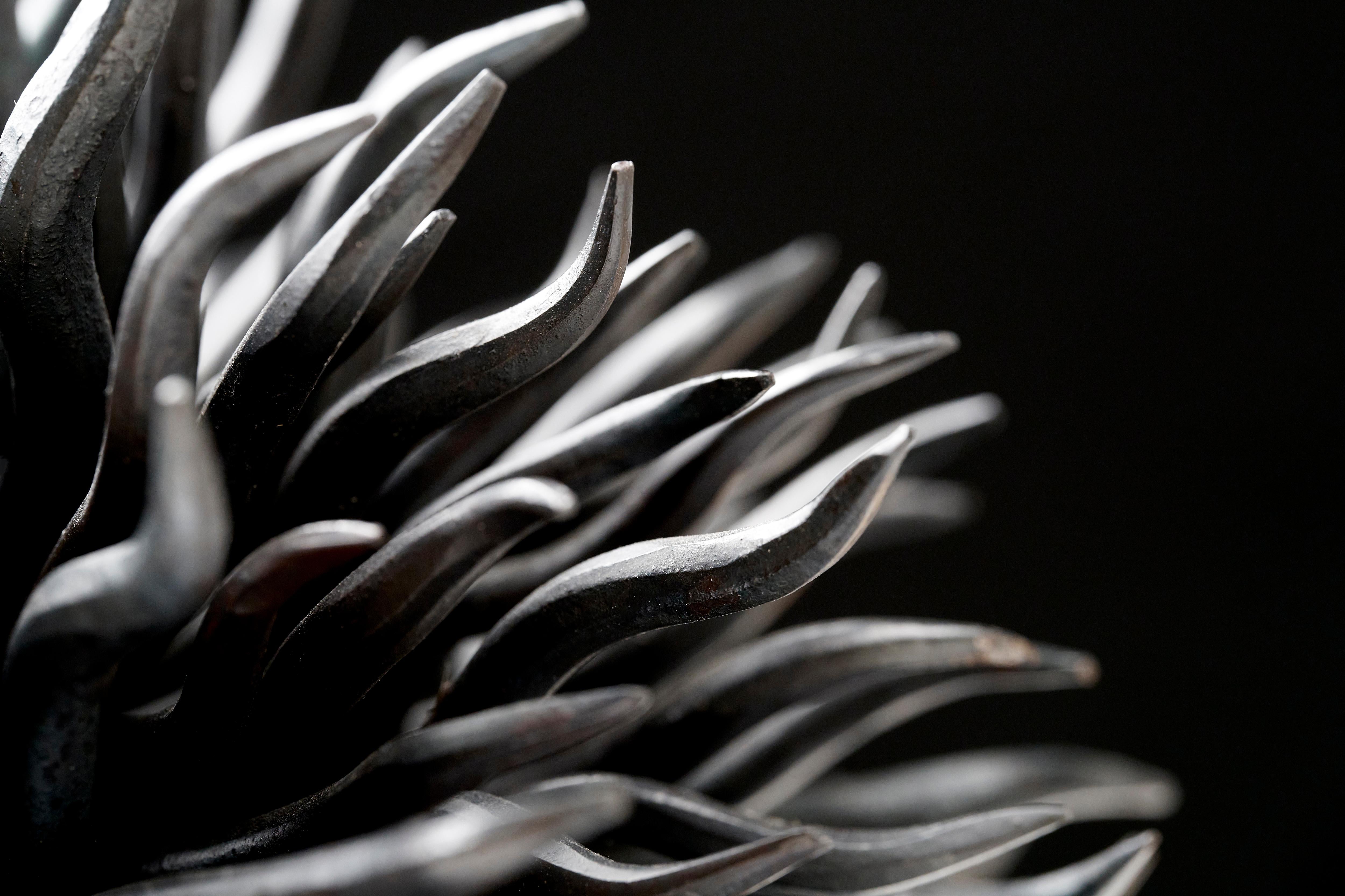 Junko Mori Modernist Sculpture in Hand-Forged Steel, Organism Series, c. 2010 In condizioni buone in vendita a Brooklyn, NY