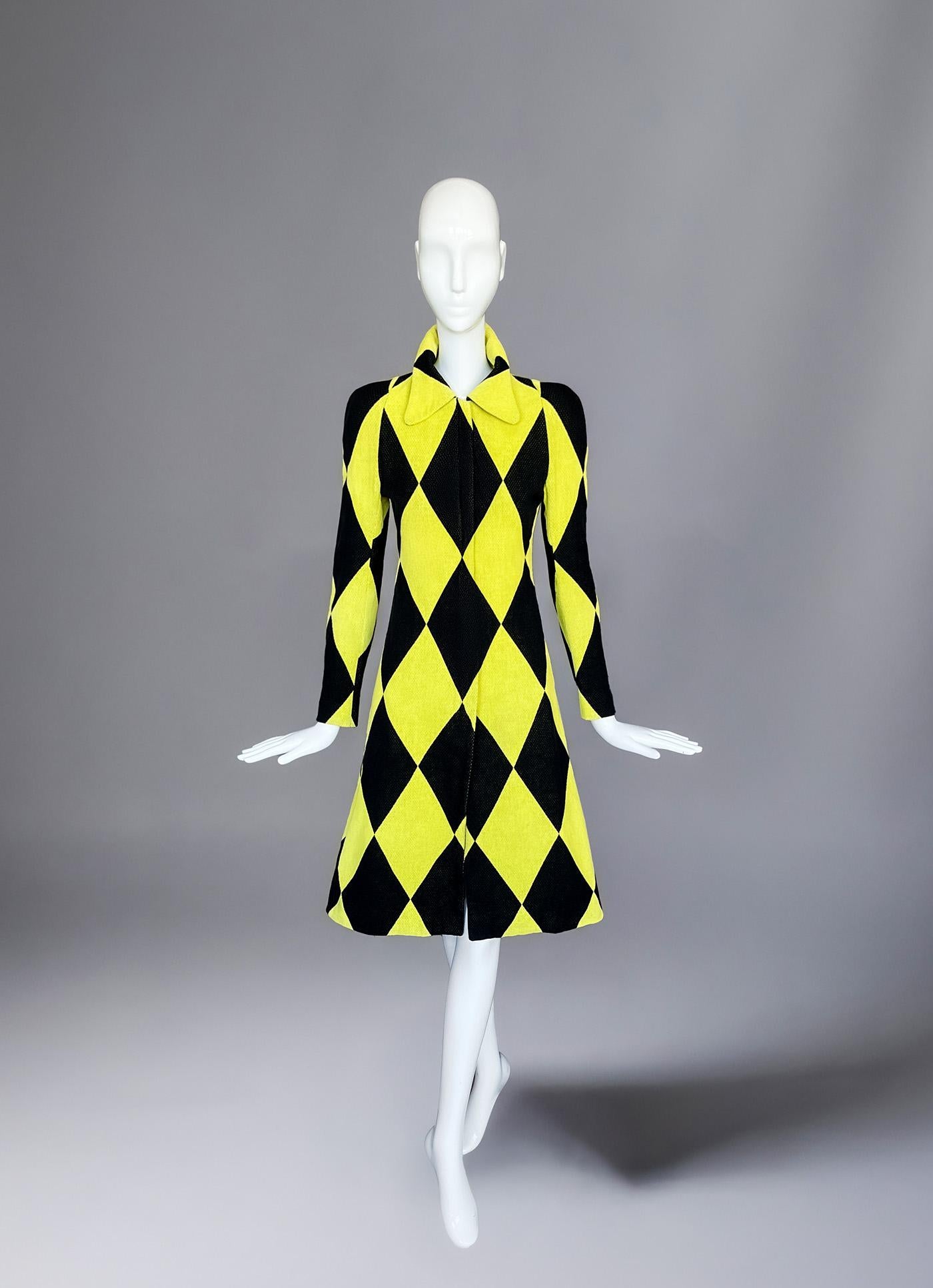 Esemplare della visione audace di Junko Shimada, questo cappotto della primavera/estate 2001 è una rara e ambita gemma d'archivio. Realizzata con un audace motivo arlecchino di diamanti gialli e neri, questa giacca di media lunghezza è una