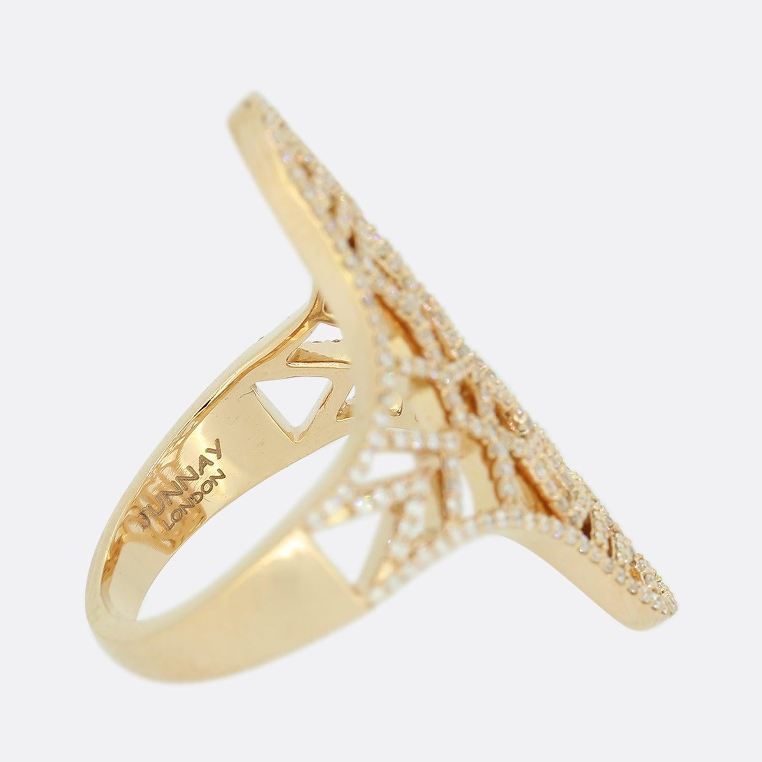 Dies ist ein Ring aus 18 Karat Roségold des Designers Junnay London. Dieser auffallend einzigartige Ring ist mit schillernden weißen Diamanten besetzt. Junnay London ist ein luxuriöser Schmuckdesigner, der zeitgenössischen Stil mit zeitloser Eleganz