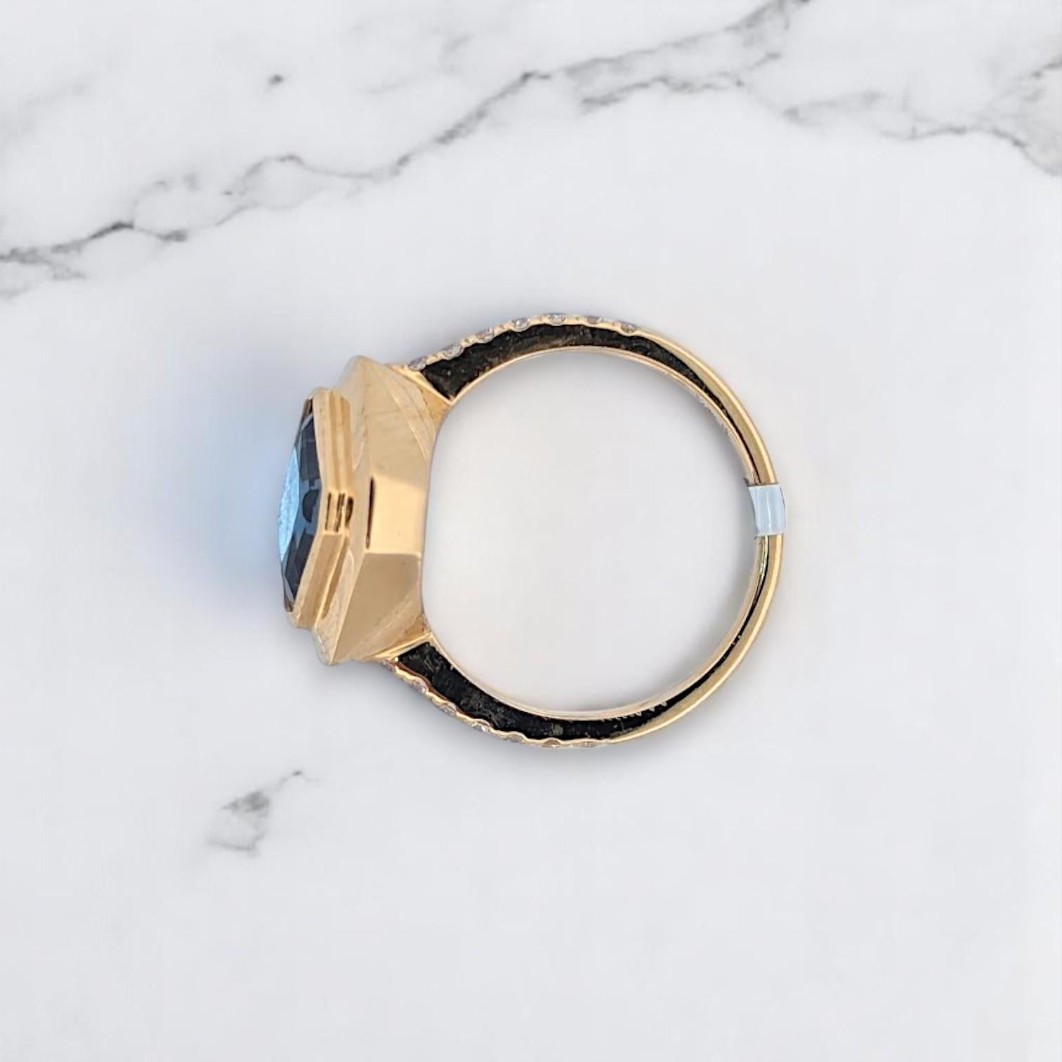 Modern Juno  18k Yellow Gold Ring – 2.85 ct London Blue Topaz & Natural Diamond Halo For Sale