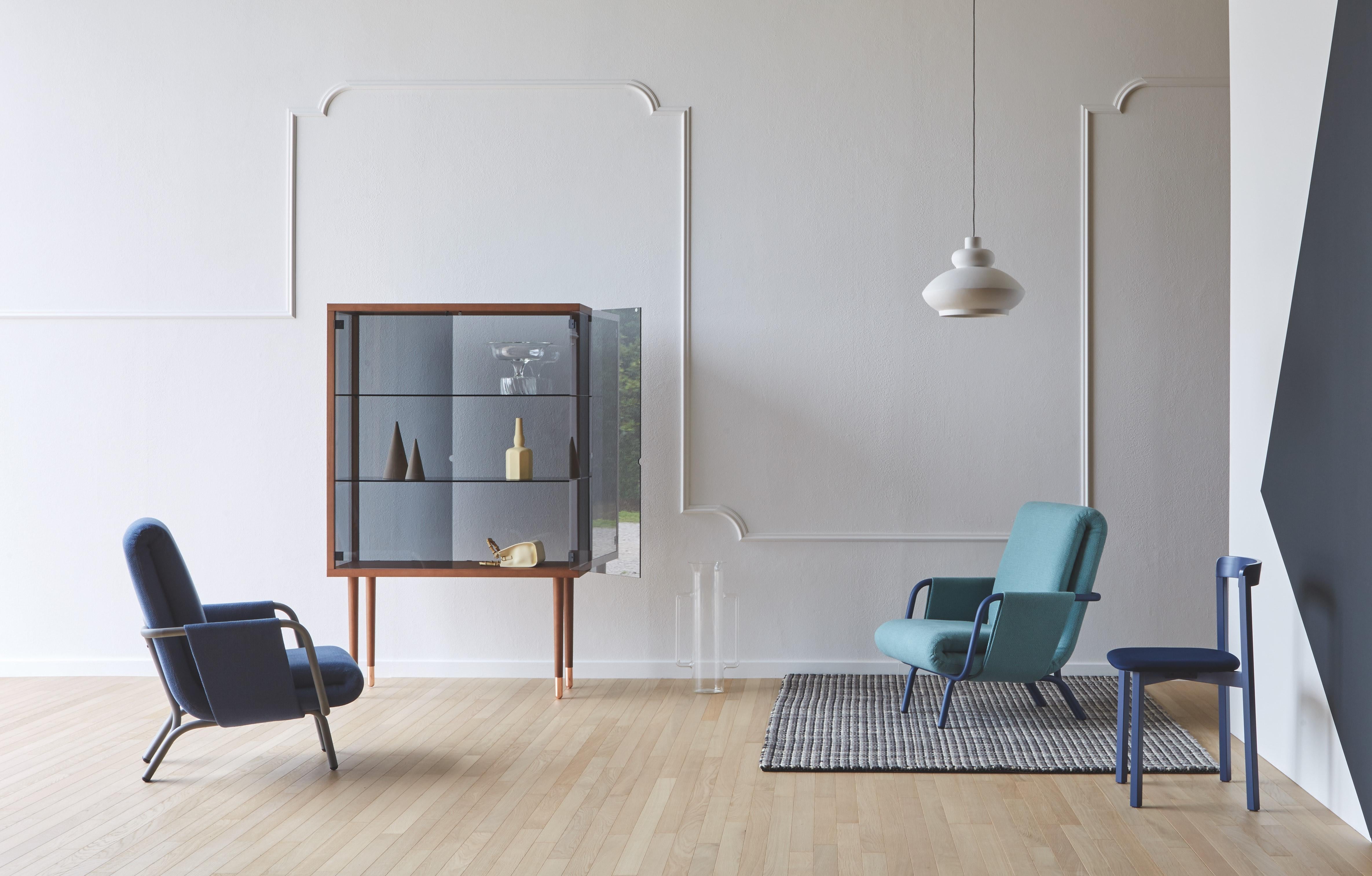 Juno is a container of stories. It is the attempt to reawaken the romantic side of the house, lost in the contemporary frenzy. It is the will to revive the concept of the glass cabinet, with tall legs, squared shapes, and neutral colours. It is the